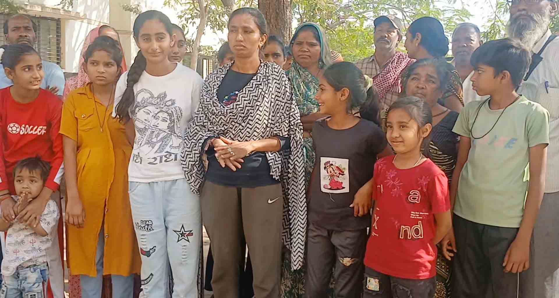 પાલનપુરના ગણેશપુરામાં તંત્ર દ્વારા દબાણ તોડી પાડવામાં આવતા રહીશોની કલેકટરને રજૂઆત