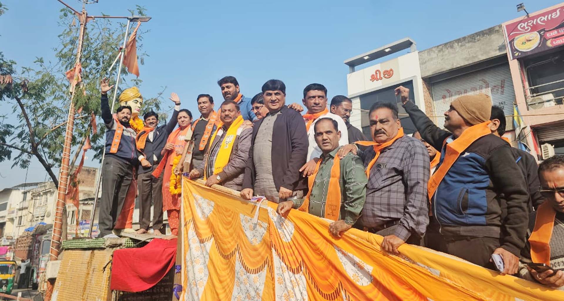 ડીસામાં ભાજપ અને કોંગ્રેસ દ્વારા સ્વામી વિવેકાનંદની પ્રતિમાને પુષ્પાંજલિ અર્પણ