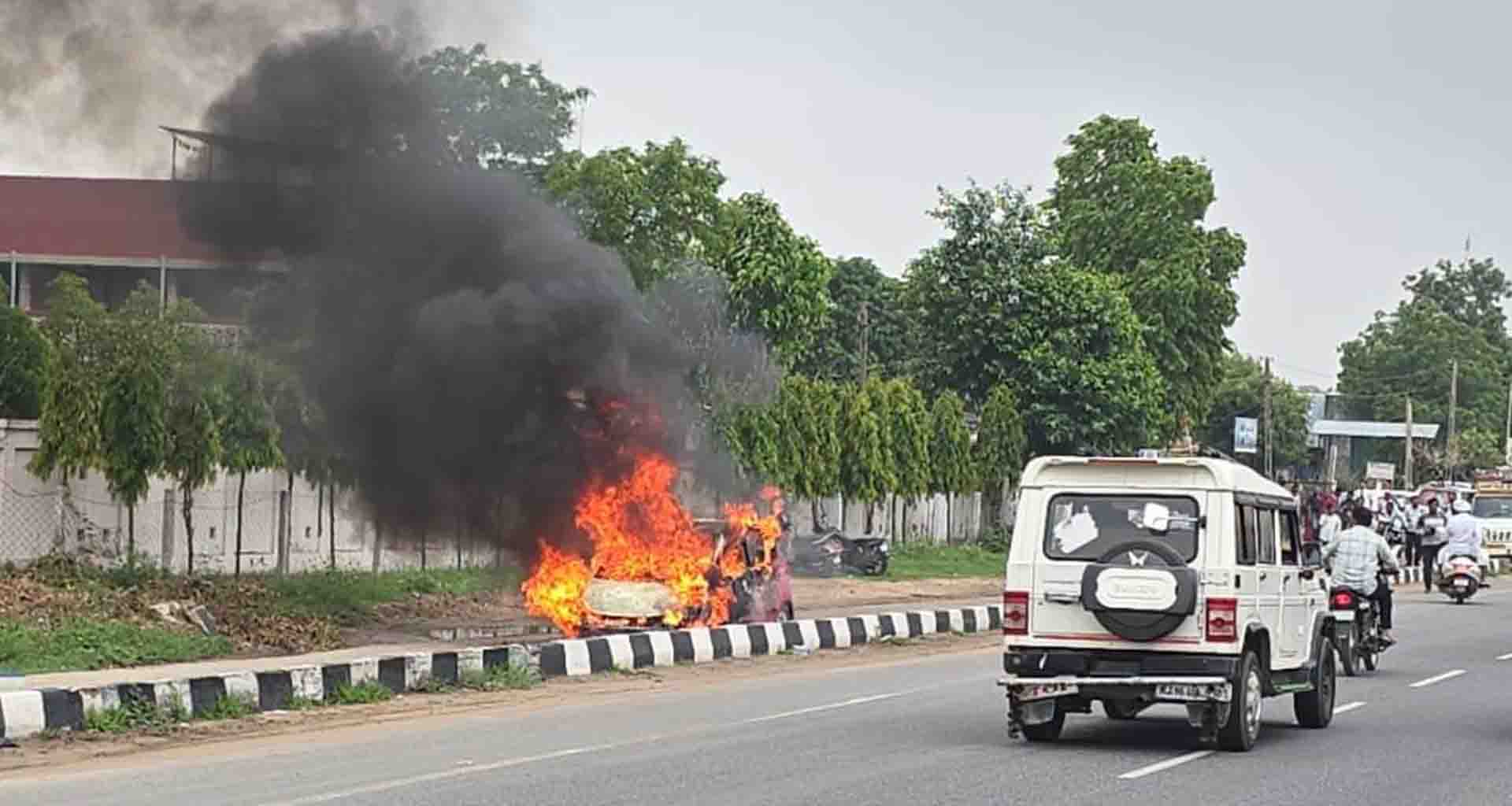 ચડોતર નજીક કાર ભડભડ સળગીને ખાખ : કારણ અકબંધ