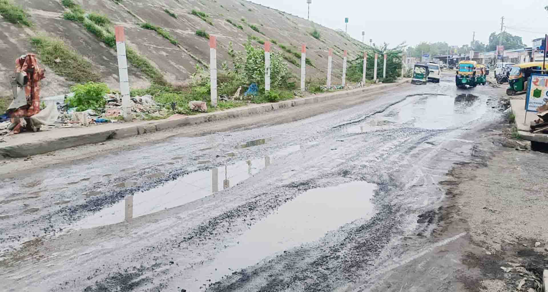 થરા હાઈવેની બંને બાજુ આવેલા સર્વિસ રોડમાં ખાડા પડી જતાં વાહનચાલકો ત્રાહિમામ