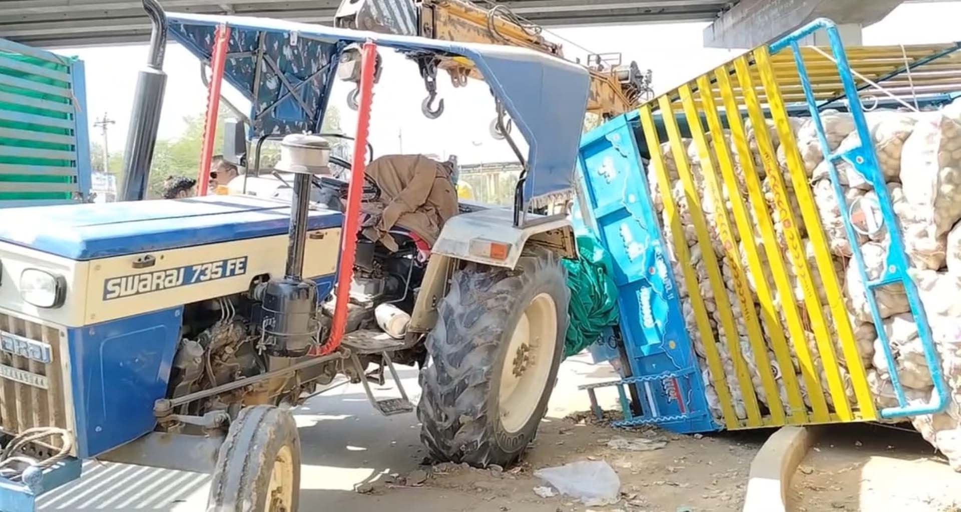 ડીસાના એરપોર્ટ સર્કલ પાસે બટાટા ભરેલું ટ્રેક્ટર પલટ્યુ : જાનહાનિ ટળી