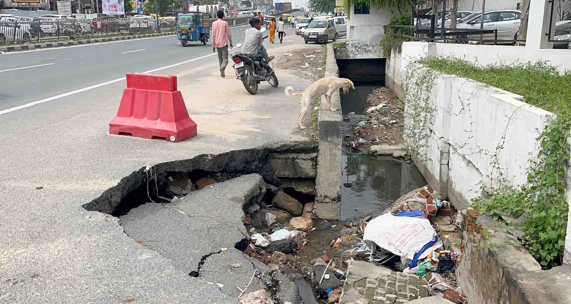 પાલનપુરના એરોમા સર્કલથી હનુમાન ટેકરી સુધીનો રોડ તૂટી જતાં ભુવો પડ્યો