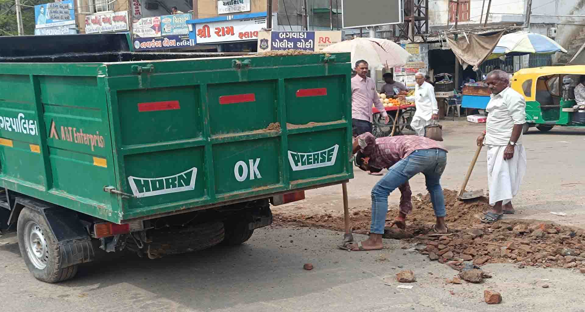 પાટણના માર્ગ ઉપર પડેલા ખાડાઓનું પાલિકા દ્વારા રોડા-કોંક્રેટ દ્વારા પુરાણ કામ હાથ ધરાયું