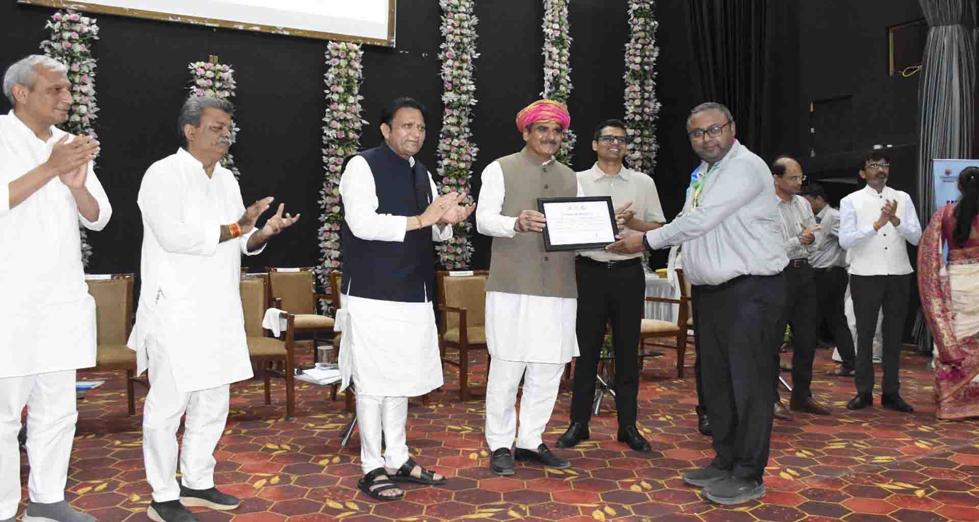 વિધાનસભાના અધ્યક્ષ શંકરભાઈ ચૌધરીના અધ્યક્ષસ્થાને પાલનપુર ખાતે સંપૂર્ણતા અભિયાન સન્માન સમારોહ યોજાયો