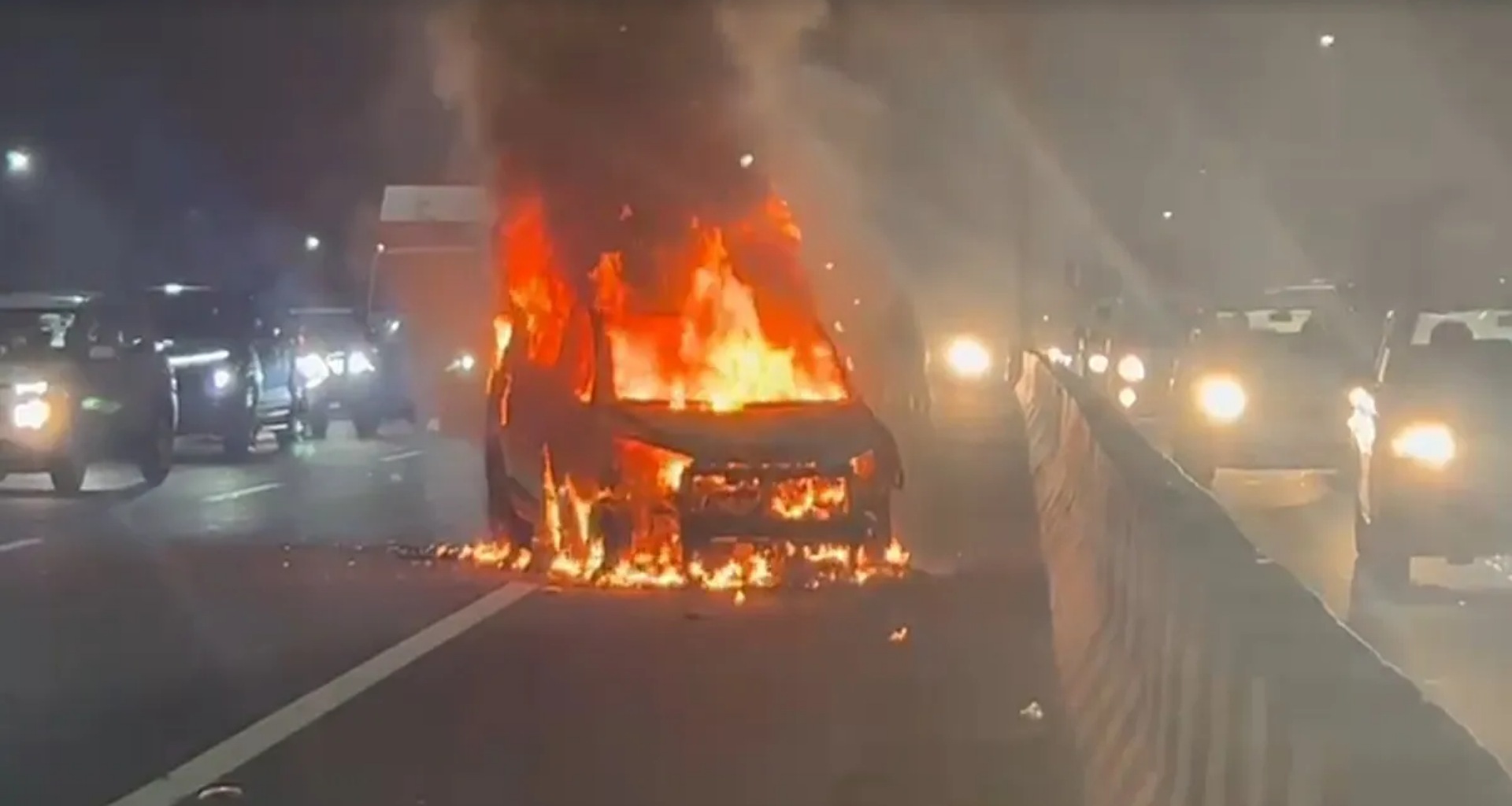 દિલ્હી-મેરઠ એક્સપ્રેસ વે પર ચાલતી કાર આગના ગોળામાં ફેરવાઈ ગઈ, 13 મહિના પહેલા ખરીદી હતી, સવારની હાલત જાણીને તમે ચોંકી જશો