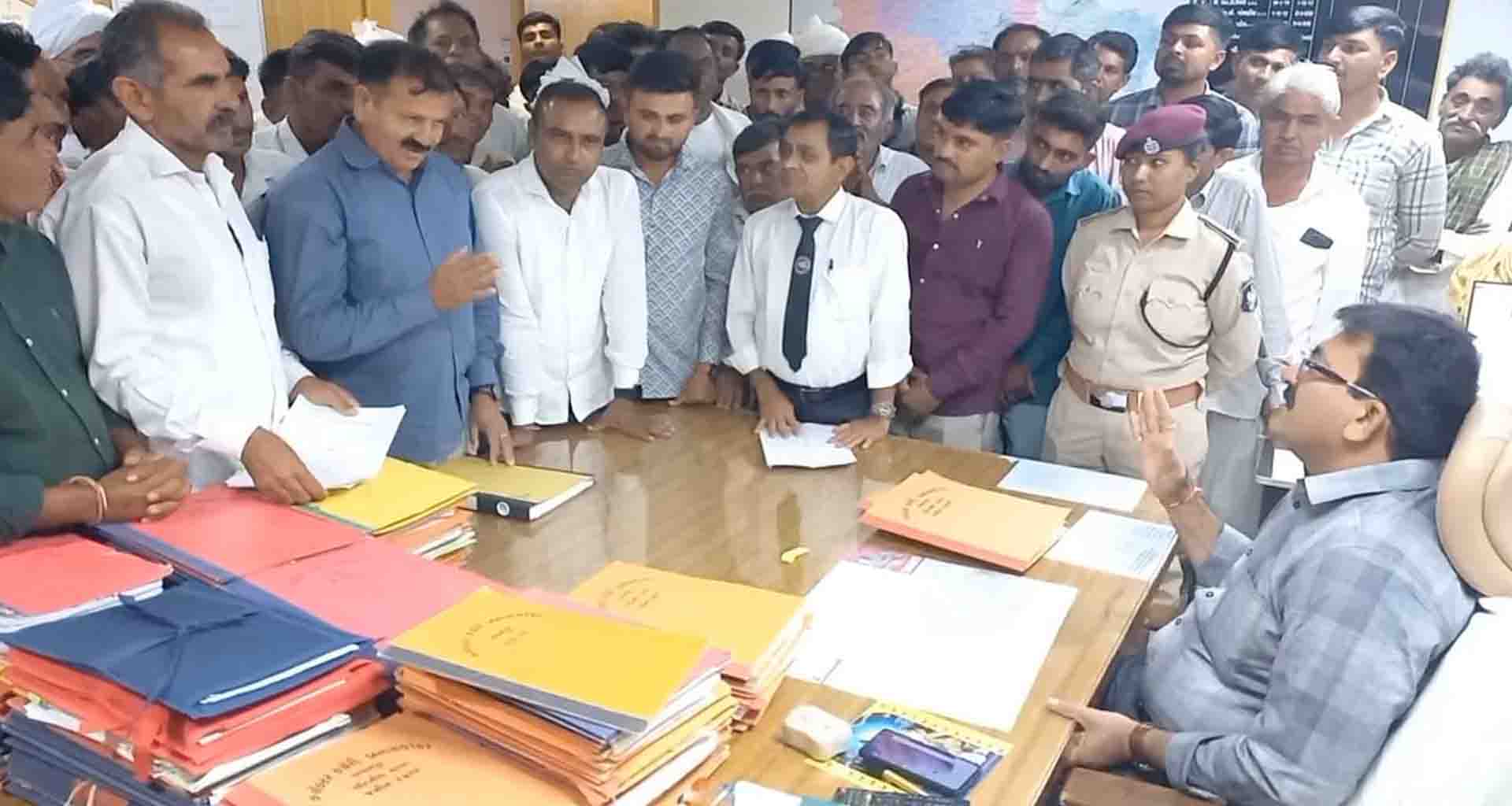 વીજ લાઈનનું વળતર ન મળતા ખેડૂતો લાલઘૂમ; દિયોદર-લાખણી પંથકના અસરગ્રસ્ત ખેડુતોએ આપ્યું આવેદનપત્ર