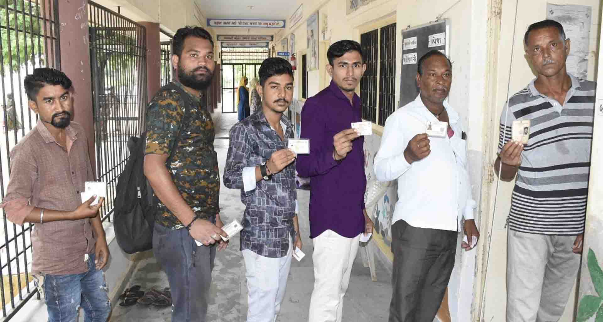 બનાસકાંઠામાં; વરસાદી માહોલ વચ્ચે મતદારોમાં મતદાનને લઈને જોવા મળ્યો ભારે ઉત્સાહ