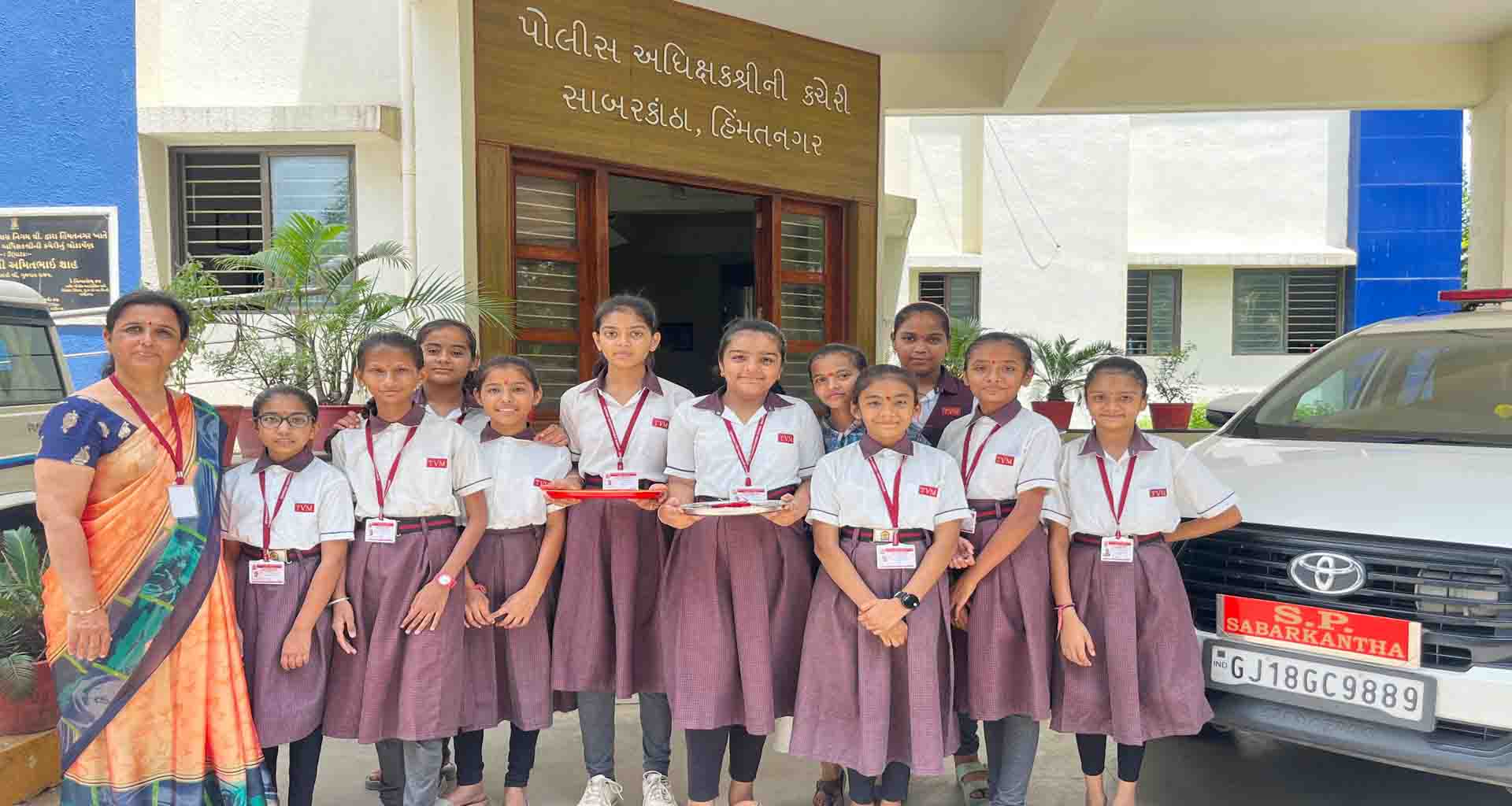 સાબરકાંઠા; ધોરણ સાતમાં અભ્યાસ કરતી બાળાઓએ વિવિધ કચેરીઓમાં જઈ રાખડી બાંધી