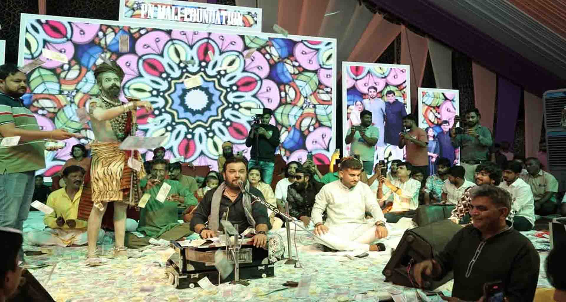 ડીસામાં બનાસકાંઠા અને પાટણની ગૌશાળાઓના લાભાર્થે ભવ્ય લોકડાયરો "એક શામ ગૌમાતા કે નામ" યોજાયો