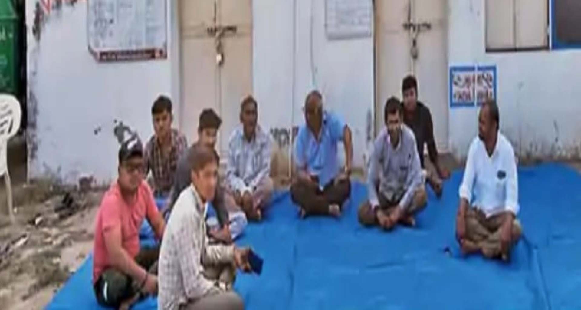 પાટણના સંખારીમાં ચોરીની ઘટનાઓને લઈ સરપંચ અને સભ્યોએ ભૂખ હડતાળ આદરી