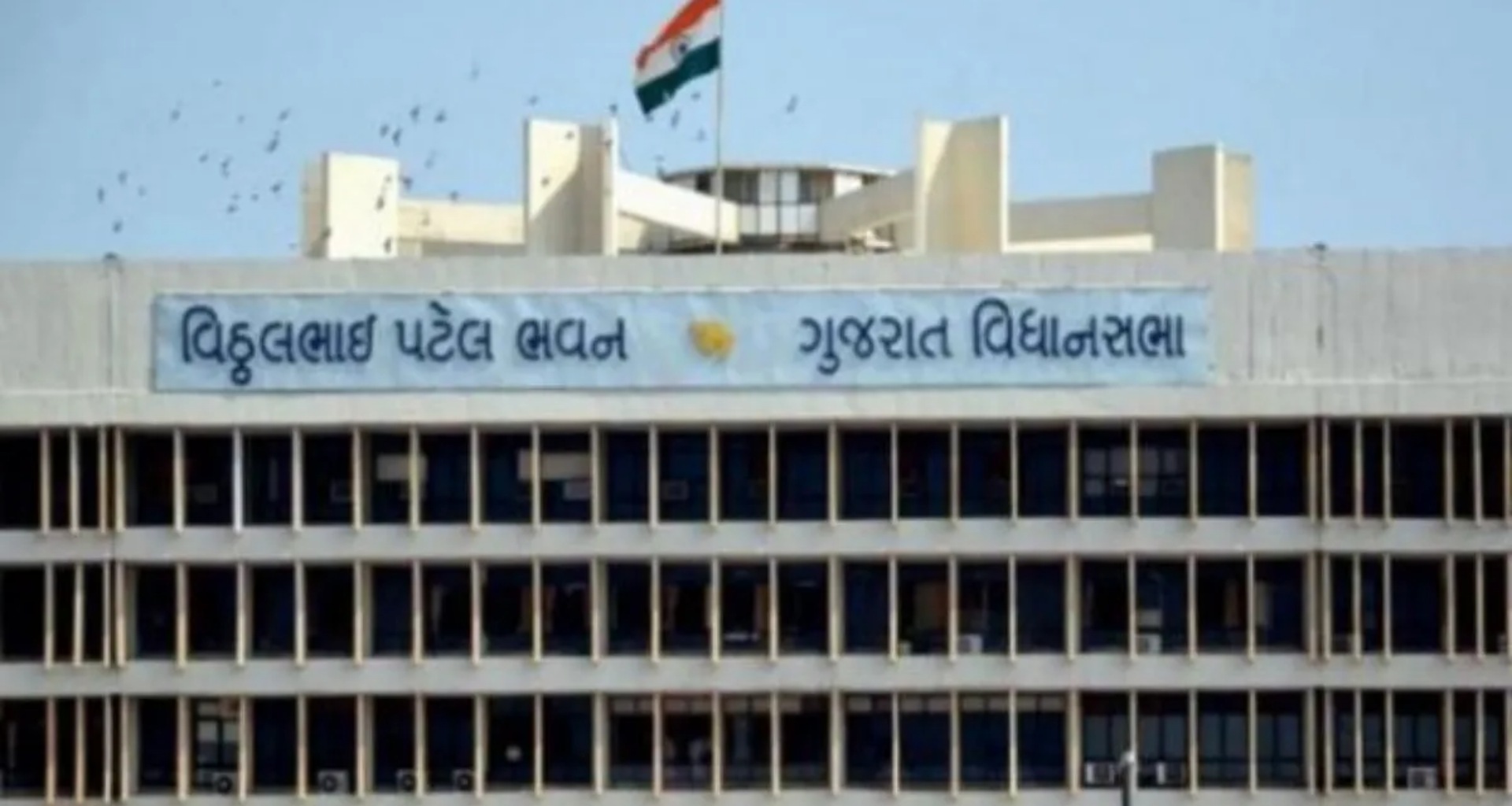 ગુજરાત વિધાનસભામાં મહિલાઓ માટે 10 કલાક કામ અને રાત્રિ શિફ્ટની જોગવાઈ કરતું બિલ પસાર થયું