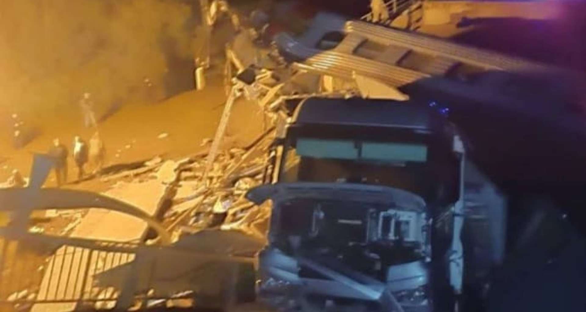 રશિયામાં યુક્રેન સરહદ નજીક પુલ તૂટી પડતાં ટ્રેન પાટા પરથી ઉતરી ગઈ, 7 લોકોના મોત, 30 ઘાયલ