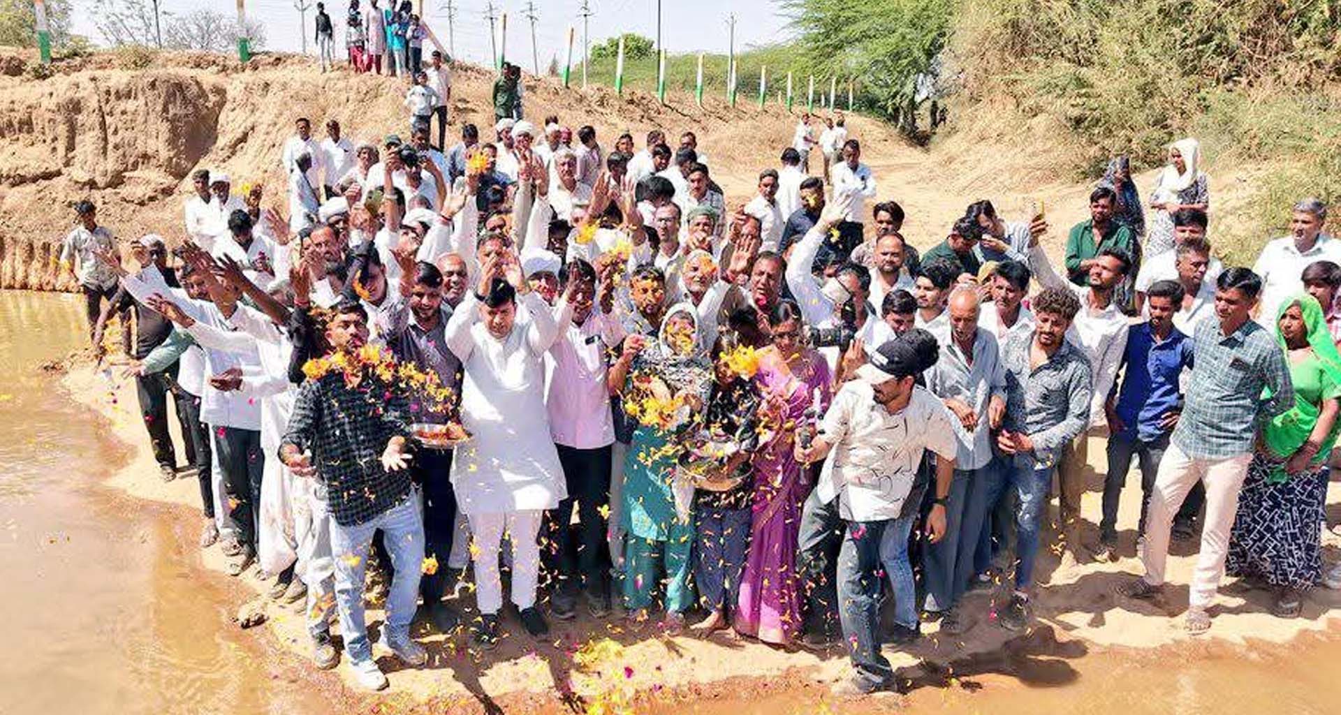 ડીસાના રસાણા મોટા ગામમાં નર્મદાના નીર પહોંચતા ખુશીની લહેર