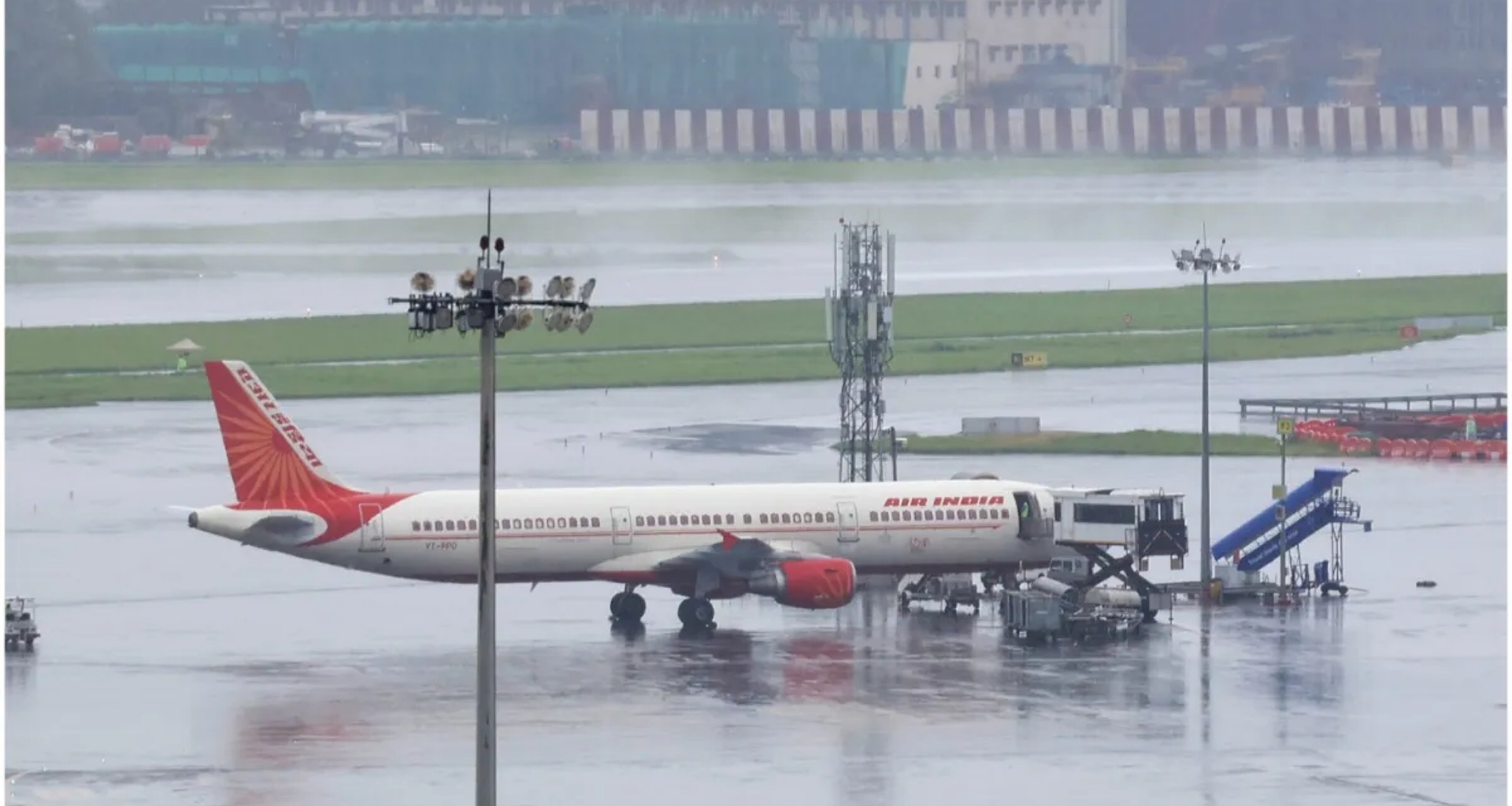 જોધપુર જતી એર ઇન્ડિયાની ફ્લાઇટમાં સમસ્યા, મુંબઈ એરપોર્ટ પર પાછી ઉતરાણ કરવું પડ્યું