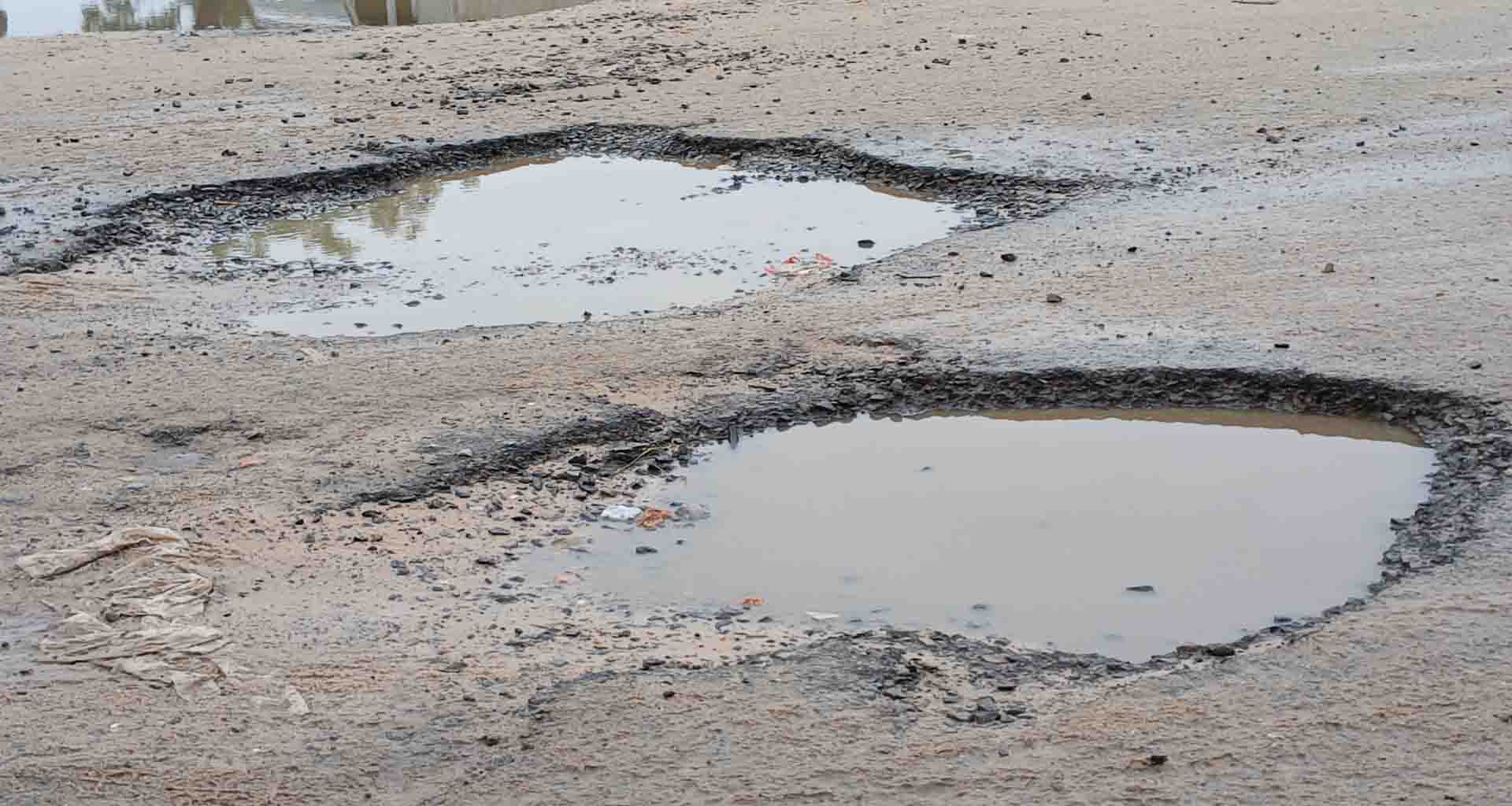 ગઢના પ્રવેશદ્વારથી બસ સ્ટેન્ડ અને દશામાં ચોકડી સુધીના માર્ગ પર પડેલા ગાબડાથી ગ્રામજનો પરેશાન