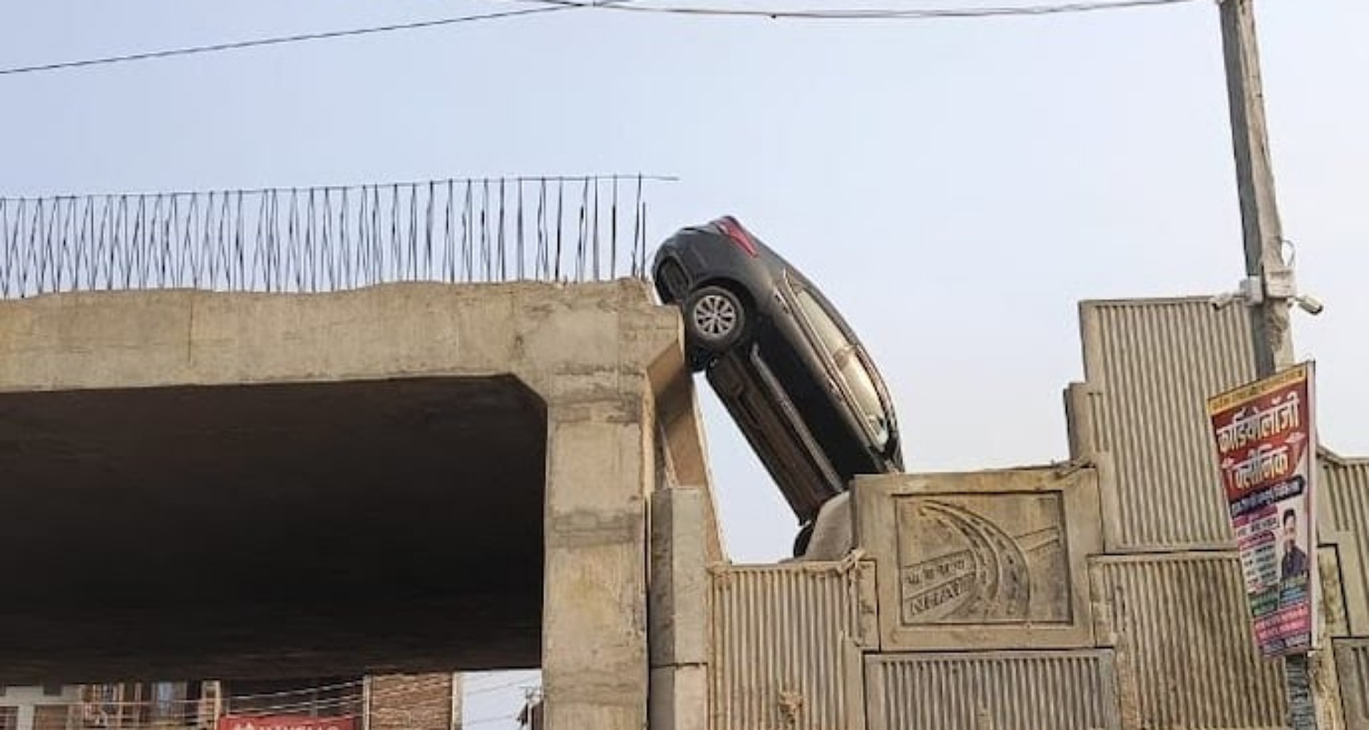 યુપીમાં અધૂરા ફ્લાયઓવર પરથી કાર હવામાં લટકી, મુસાફરોનો આબાદ બચાવ