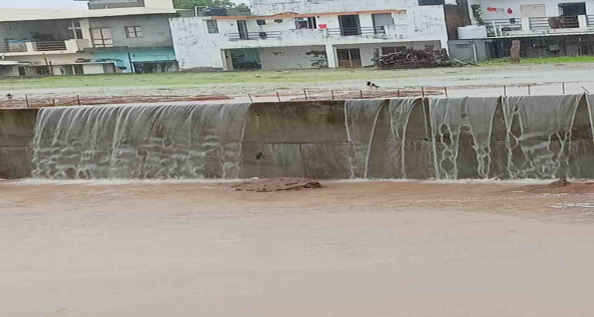 પાલનપુરનું રામદેવ નગર ગટર અને વરસાદી પાણીના નિકાલથી વંચિત