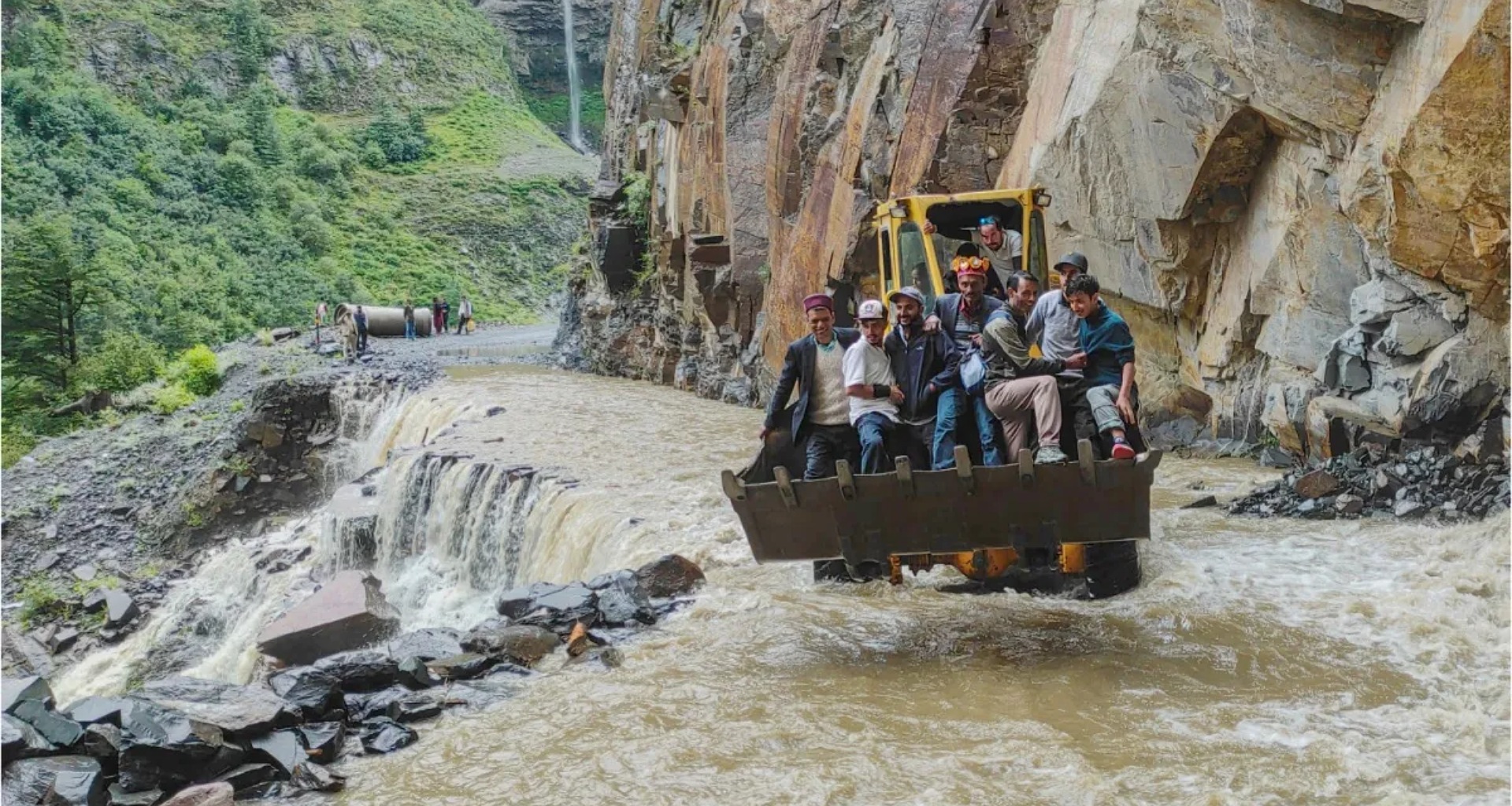 હિમાચલ પ્રદેશમાં વાદળ ફાટવાની અને પૂરની આશંકા, 325 રસ્તાઓ વાહનવ્યવહાર માટે બંધ