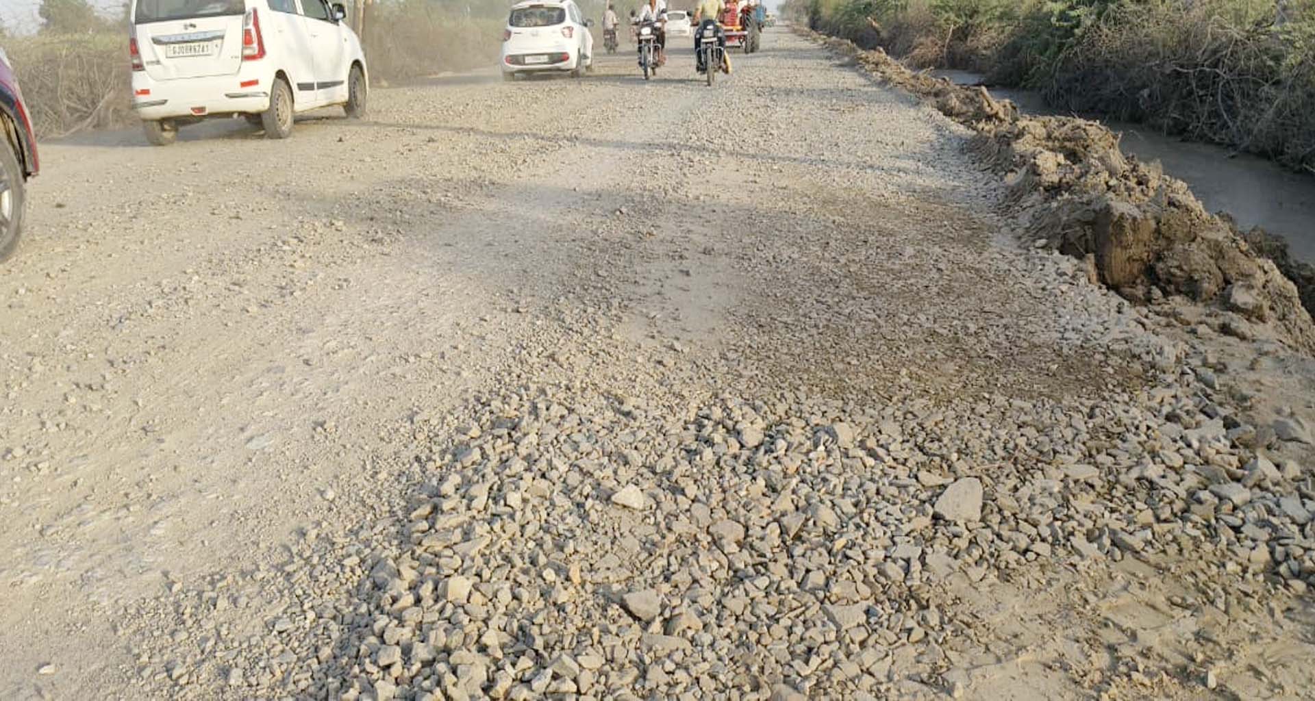 યાત્રાધામ ઢીમાથી થરાદ રોડ પર સીસી રોડની કામગીરી ગોકળગતિએ લોકોમાં ઉગ્ર રોષ