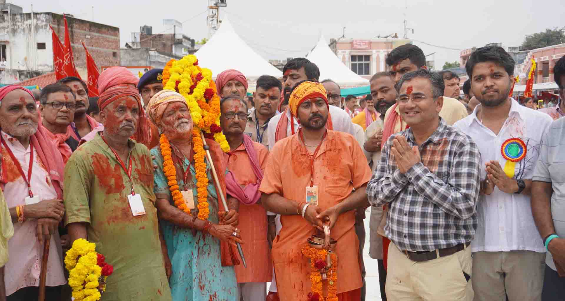 લાલ દંડા સંઘ પોહ્ચ્યો માં અંબાને ધામ; ૫૧ બ્રાહ્મણો અને ૪૫૦ જેટલા પદયાત્રી સાથે લાલદંડા સંઘે માં અંબાના દર્શન કર્યા