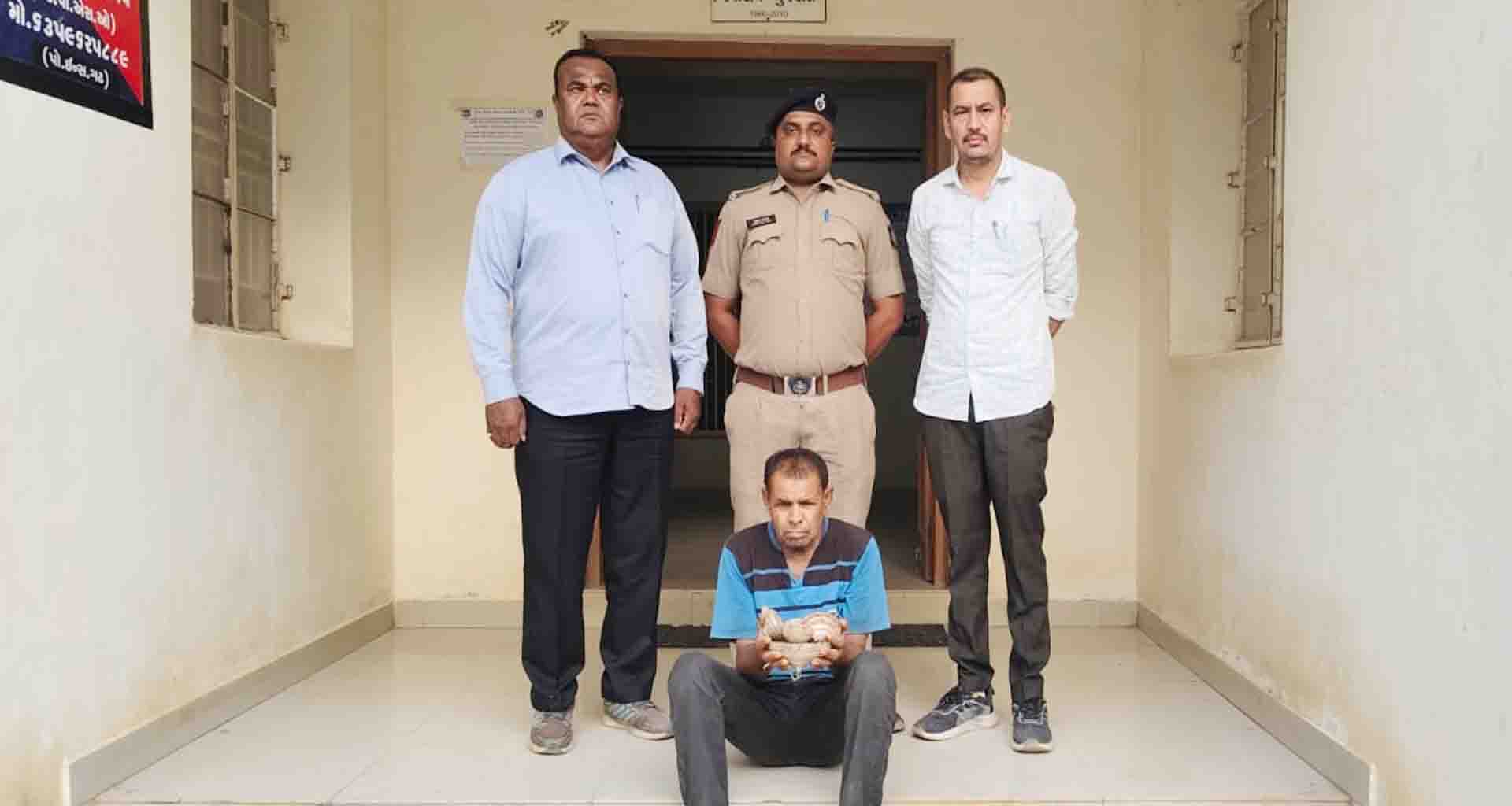 પાલનપુરના ગઢ ગામે મંદિરમાં ધોળે દહાડે ચોરી કરનાર ઇસમ ઝડપાયો