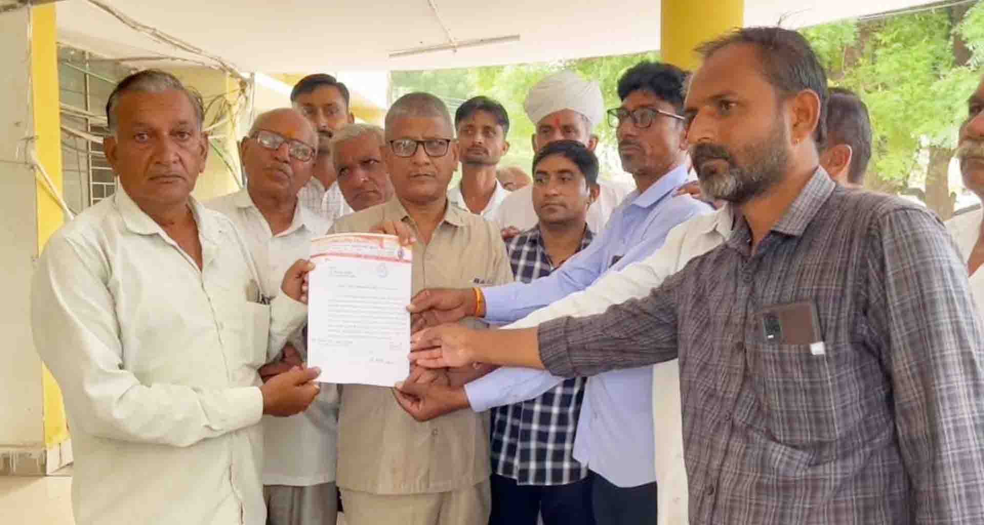 અમીરગઢમાં ખાતરના ભાવ વધારો પાછો ખેંચવા અને બનાસ નદીમાં ખનન રોકવા ખેડૂતો દ્વારા આવેદનપત્ર