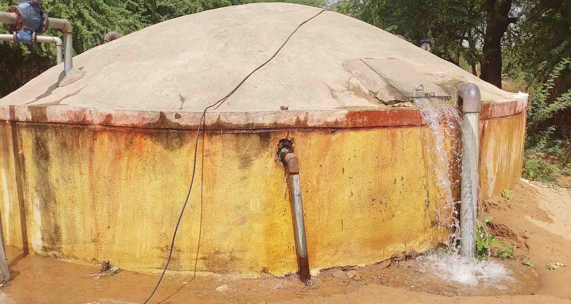 ગોલા ગામ ખાતે પીવાના પાણીનો વેડફાટ જયારે પશુઓ માટે હવાડા ખાલી ખમ