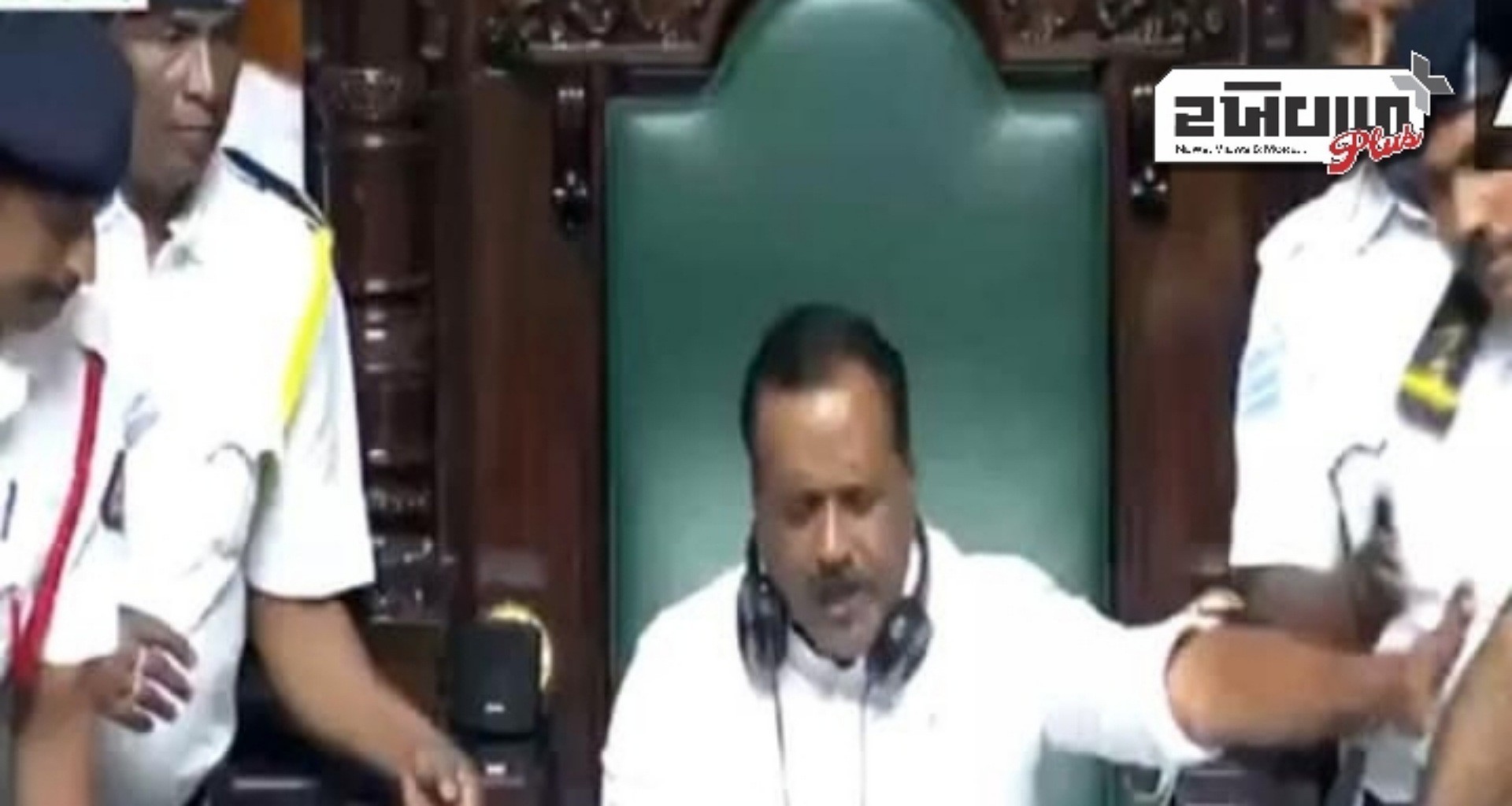 કર્ણાટકમાં મુસ્લિમ અનામત બિલ પસાર, ભાજપના ધારાસભ્યોએ નકલ ફાડી, સ્પીકર પર ફેંક્યા