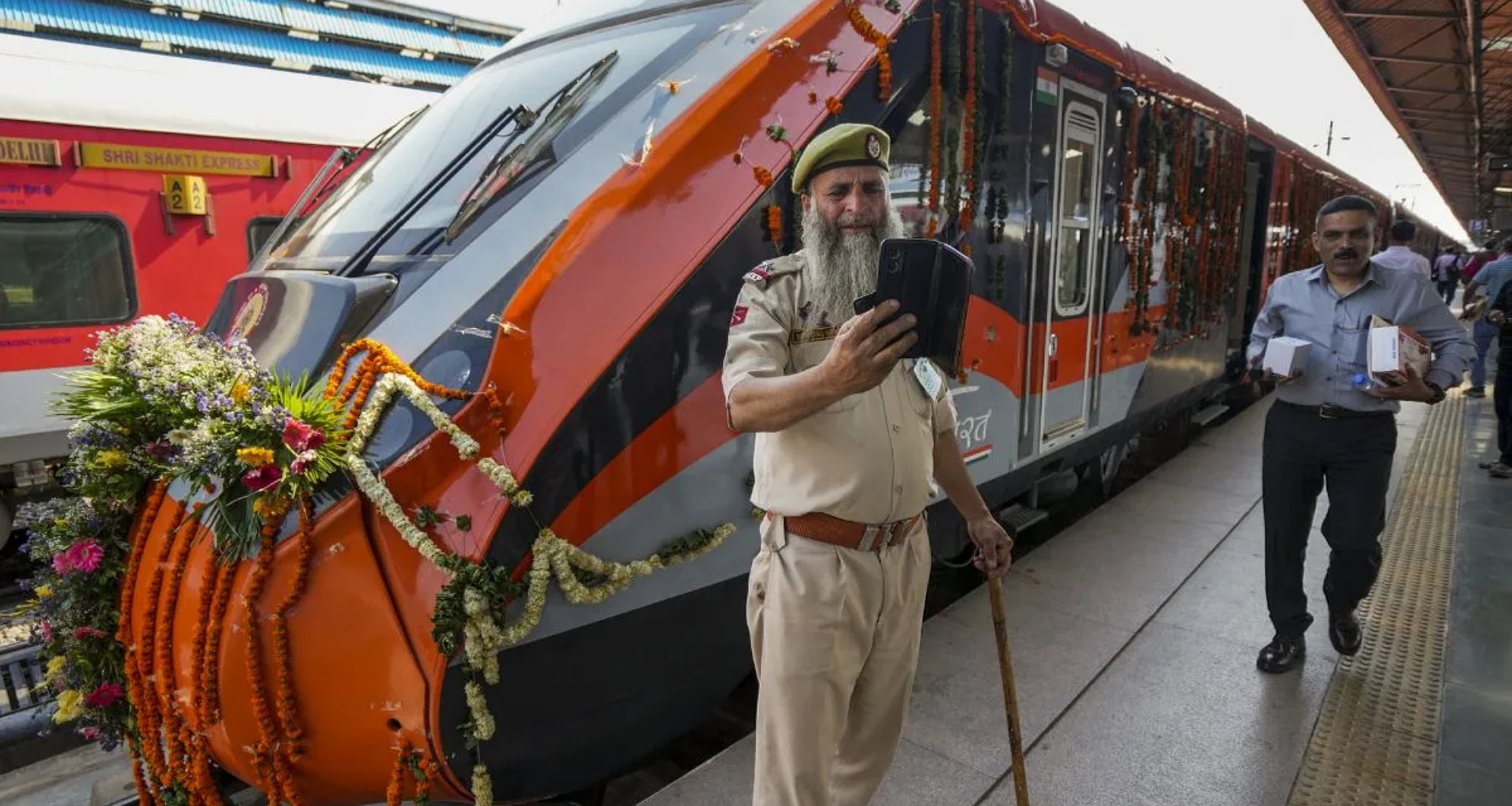 હવે સ્ટેશન પહોંચવાના માત્ર 15 મિનિટ પહેલા આ 8 વંદે ભારત ટ્રેનોની ટિકિટ બુક કરો, જાણો રૂટની વિગતો