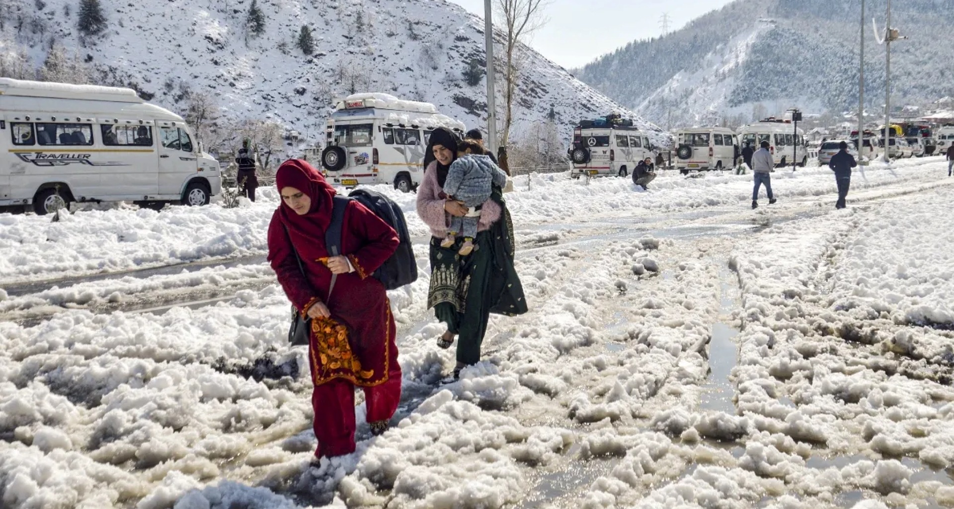 ઉત્તર ભારતમાં હિમવર્ષાને કારણે તીવ્ર ઠંડી, આગામી બે દિવસ માટે હવામાનની આગાહી જાણો....