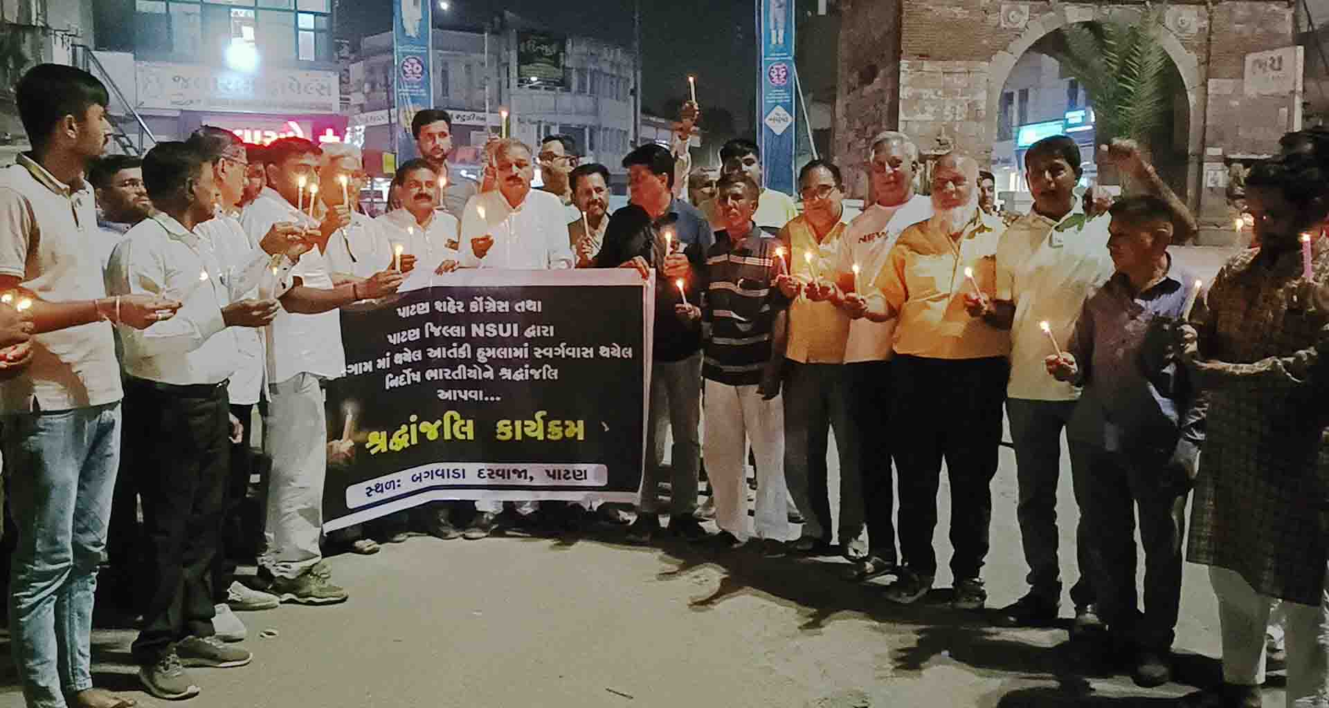 કાશ્મીરના પહેલગામમાં આતંકવાદી હુમલામાં માર્યા ગયેલા મૃતાત્માઓની શાંતિ અર્થે કોંગ્રેસે કેન્ડલ માર્ચ યોજી