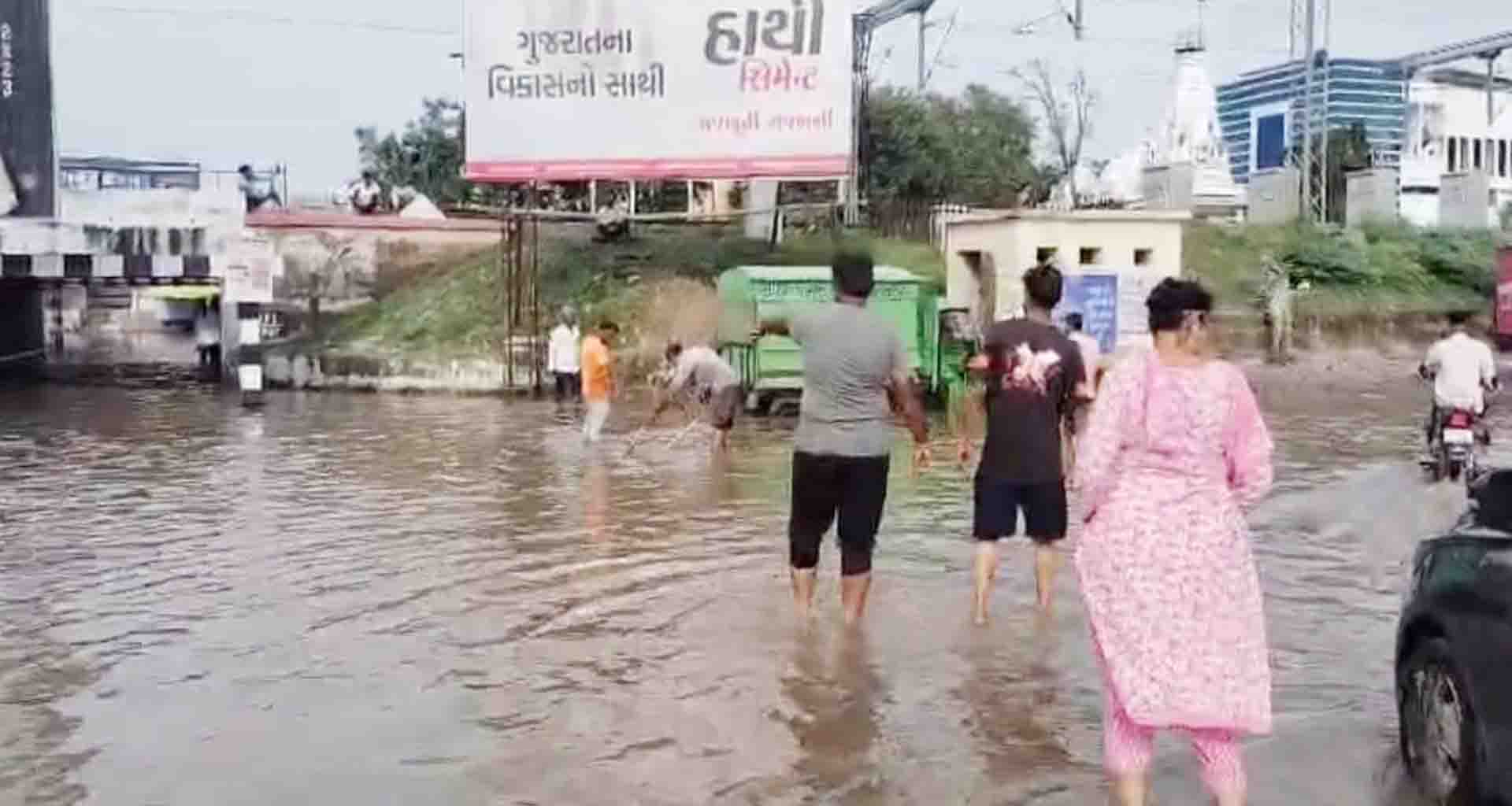 પાલિકા દ્વારા પાટણમાં ભરાયેલા વરસાદી પાણીના નિકાલ માટે કામગીરી હાથ ધરી..!