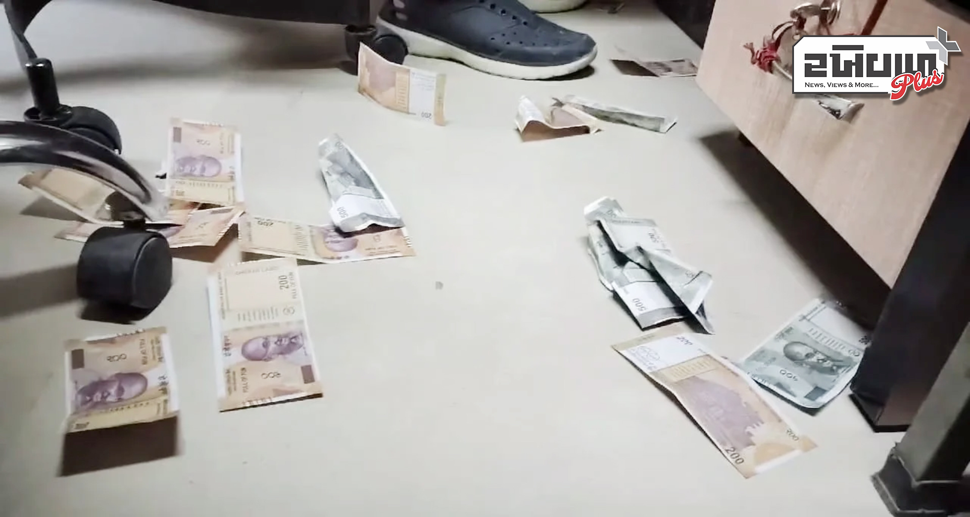 આદિજાતિ વિદ્યાર્થીઓની વ્હારે આવ્યા વિદ્યાર્થી નેતા યુવરાજ સિંહ પાલનપુર આદિજાતિ કચેરીએ નકલી નોટો ઉછાળી જતાવ્યો વિરોધ