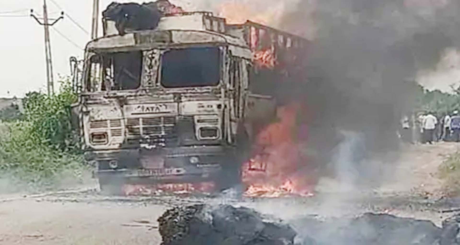 સાંતલપુર નજીક પશુચારો ભરીને જઈ રહેલ ટ્રકમાં આગ ભભૂકી