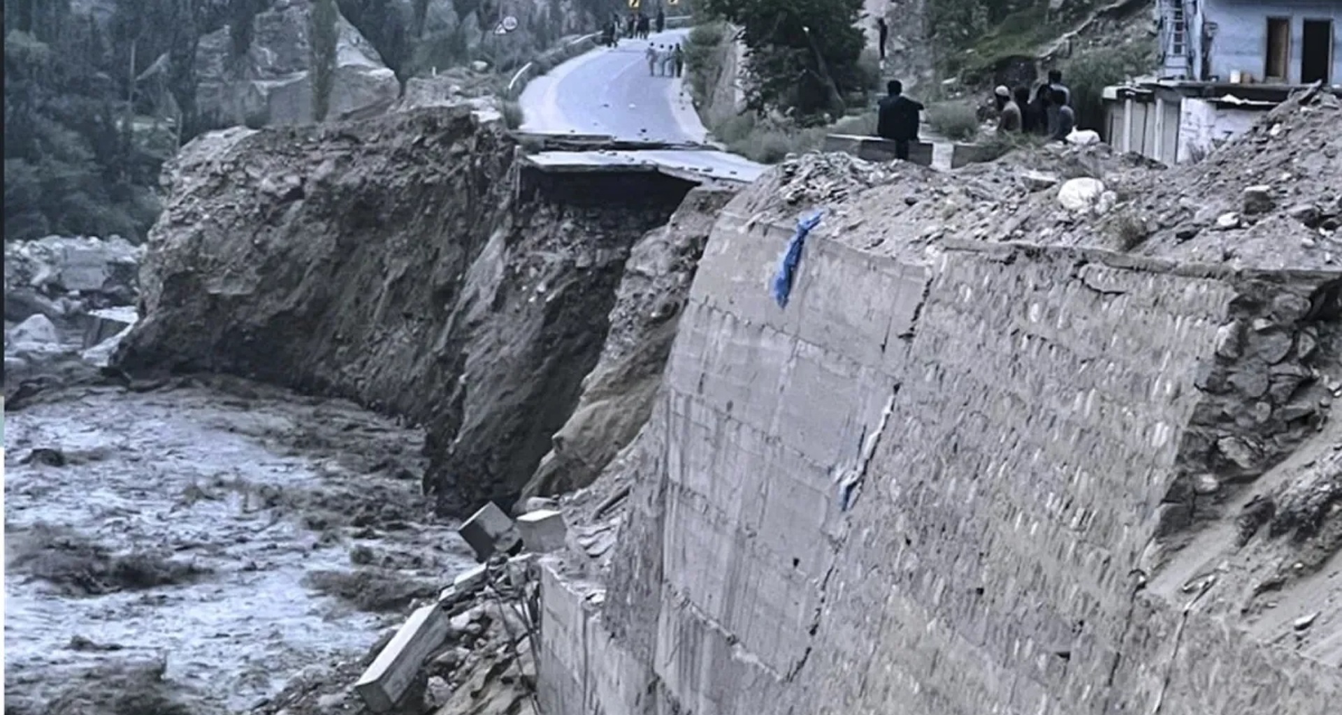 પીઓકેના ગિલગિટ-બાલ્ટિસ્તાનમાં પૂરે તબાહી મચાવી, ભૂસ્ખલનને કારણે 9 લોકોના મોત