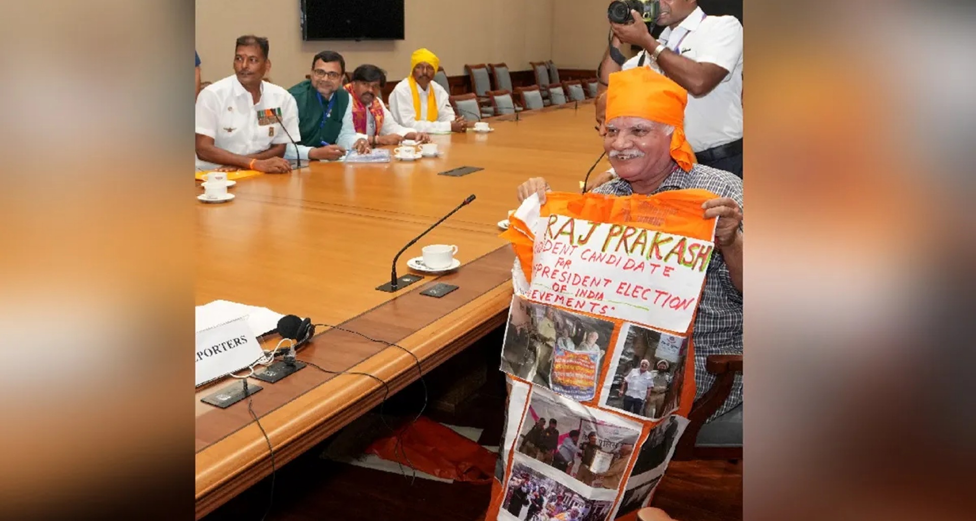 આ ઉમેદવારે માથા પર કેસરી ખેસ પહેરીને ઉમેદવારી નોંધાવી, ઉપરાષ્ટ્રપતિ પદ માટે ચૂંટણી લડશે