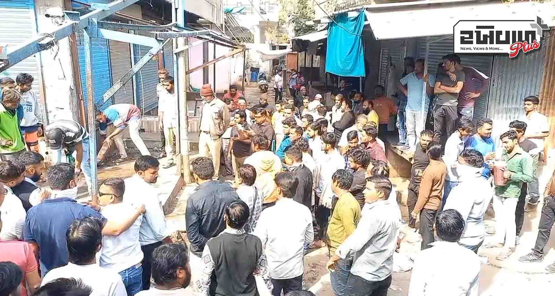 પાલનપુર; રસ્તામાં નડતરરૂપ 20 જેટલા ઓટલા, શેડ સહિતના દબાણો દૂર કરાયા