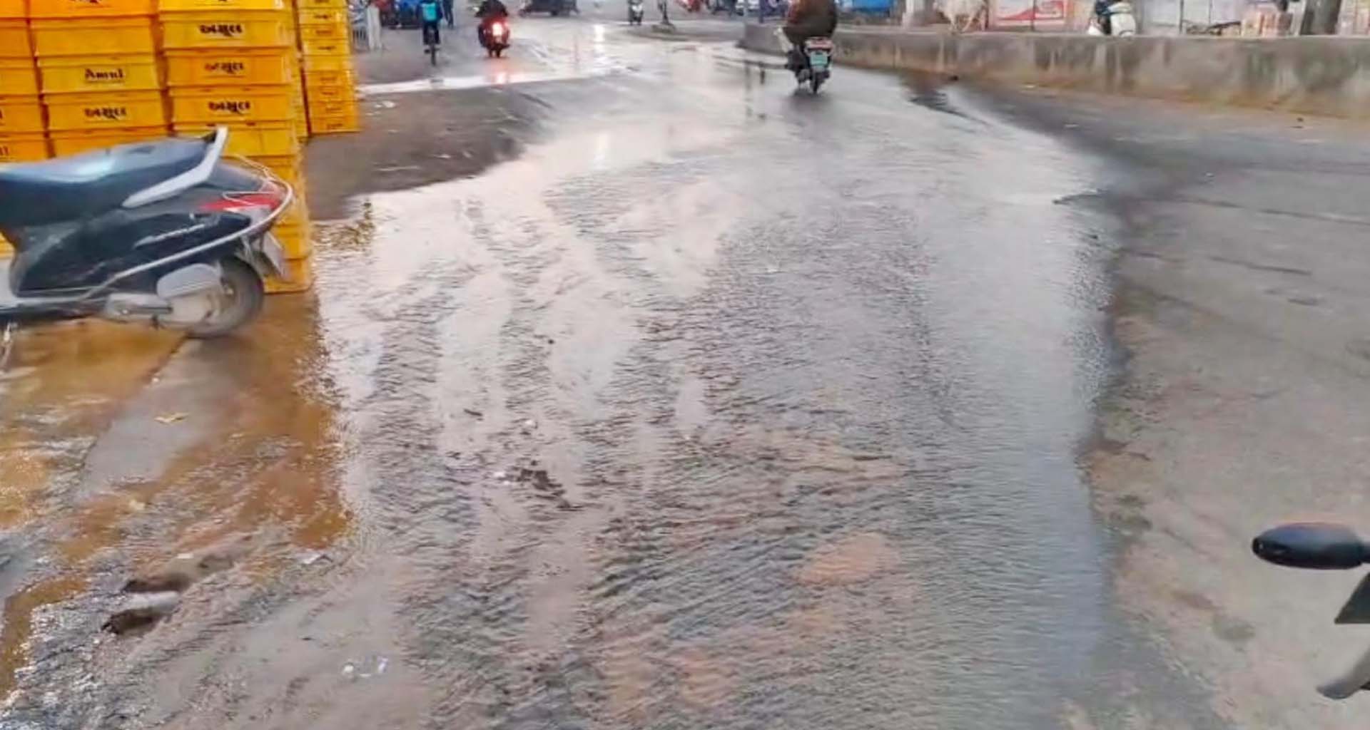 ડીસામાં હજારો લિટર પીવાનું પાણી રસ્તા પર વેડફાયું