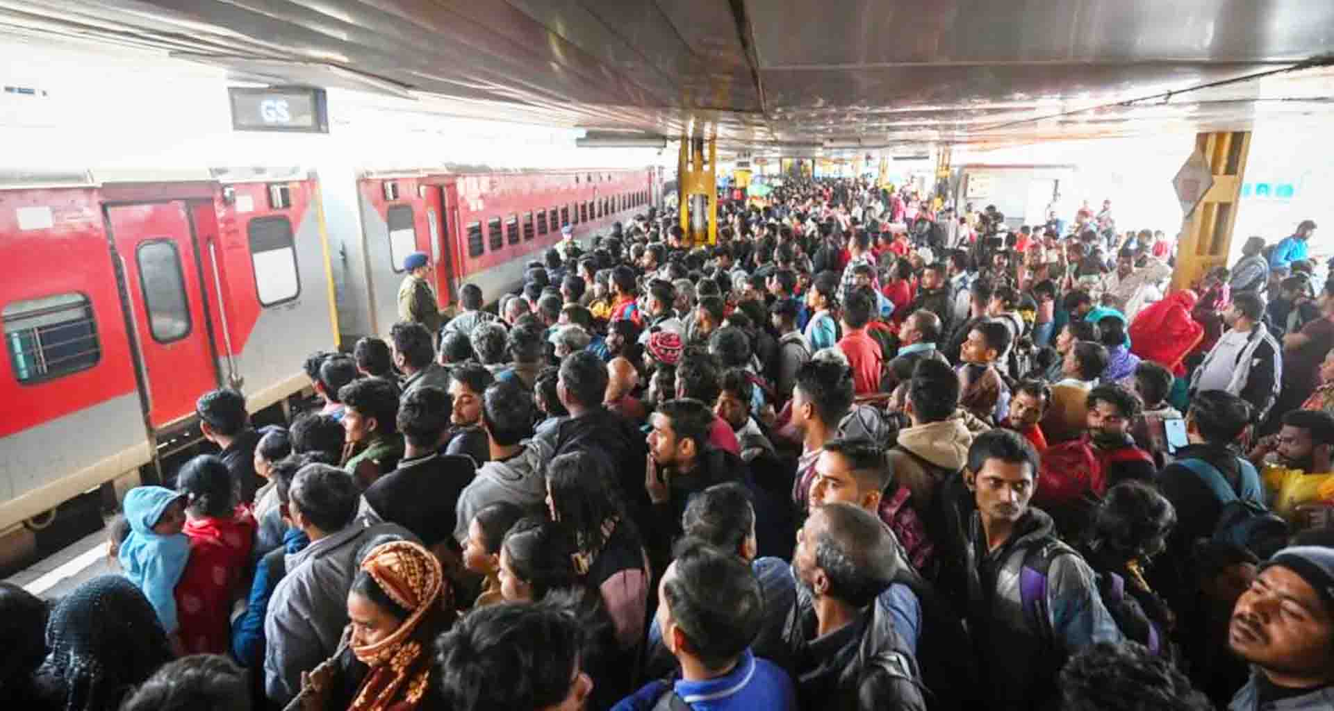 દિલ્હી રેલ્વે સ્ટેશન ભાગદોડ; રેલ્વે મંત્રીએ જણાવ્યું ભારે સામાન પડતાં ગભરાટ ફેલાયો હતો