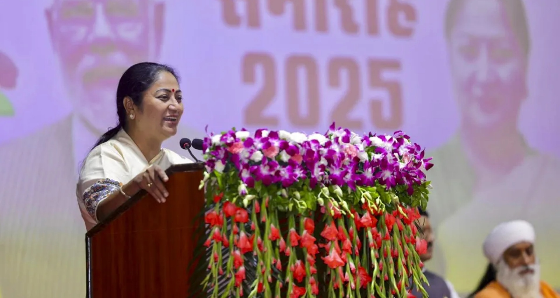 મુખ્યમંત્રી રેખા ગુપ્તાએ મોટી જાહેરાત, દિલ્હી સરકાર દિવાળી પર લીલા ફટાકડાના ઉપયોગની પરવાનગી માટે સુપ્રીમ કોર્ટનો સંપર્ક કરશે