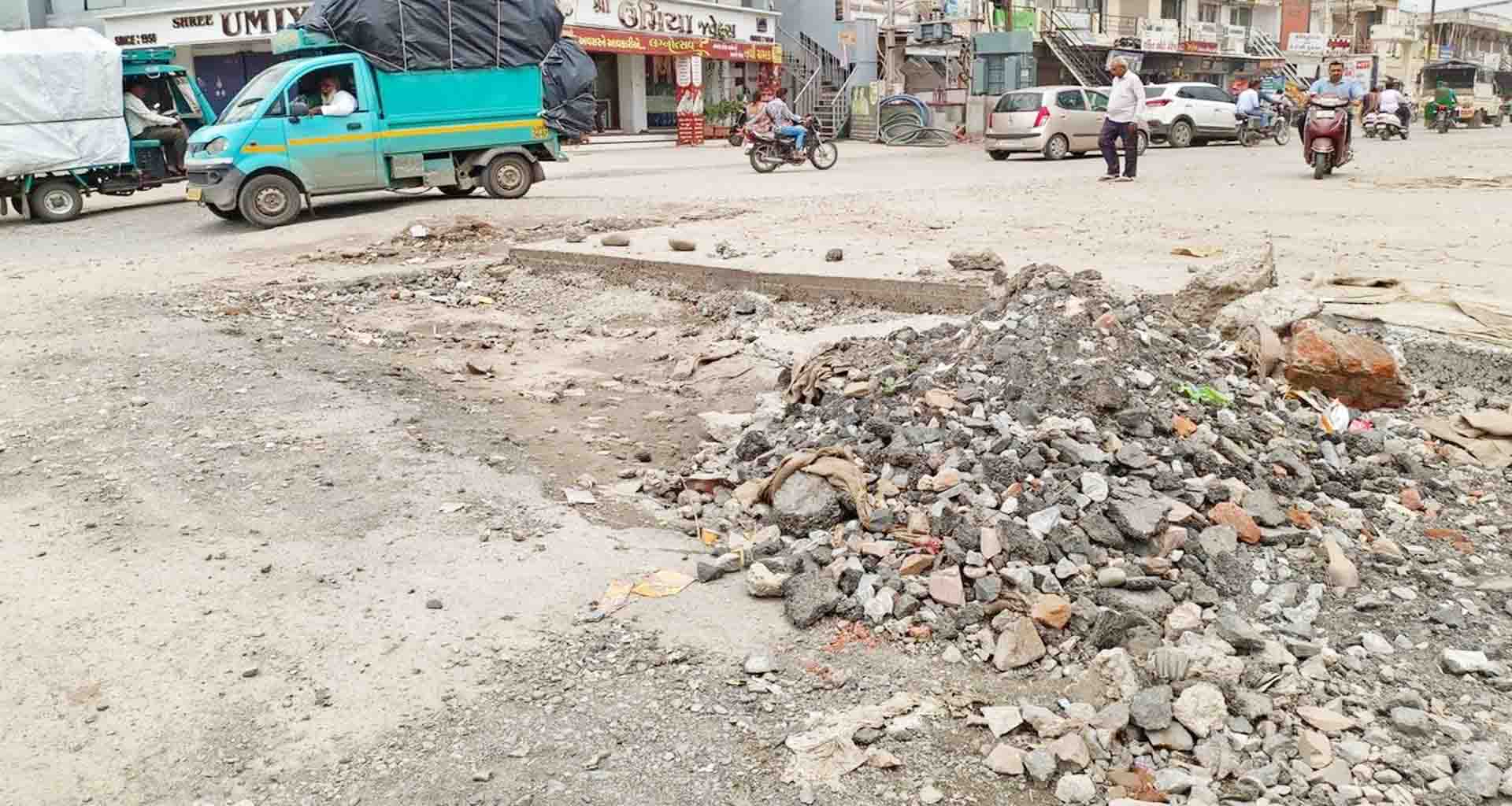 કડીમાં ઉબડખાબડ રોડથી પ્રજા પરેસાન છ મહિના પહેલા ખાતમુહૂર્ત કરવામાં આવ્યું હતું