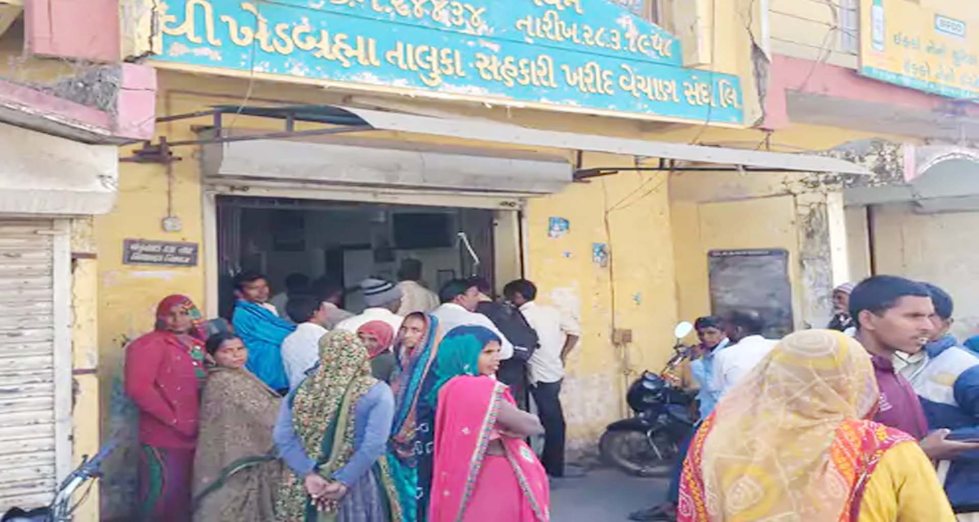 ખેડબ્રહ્મામાં યુરિયા ખાતર માટે ખેડૂતોની લાંબી કતાર : ખાતરની અછતથી ખેડૂતો પરેશાન