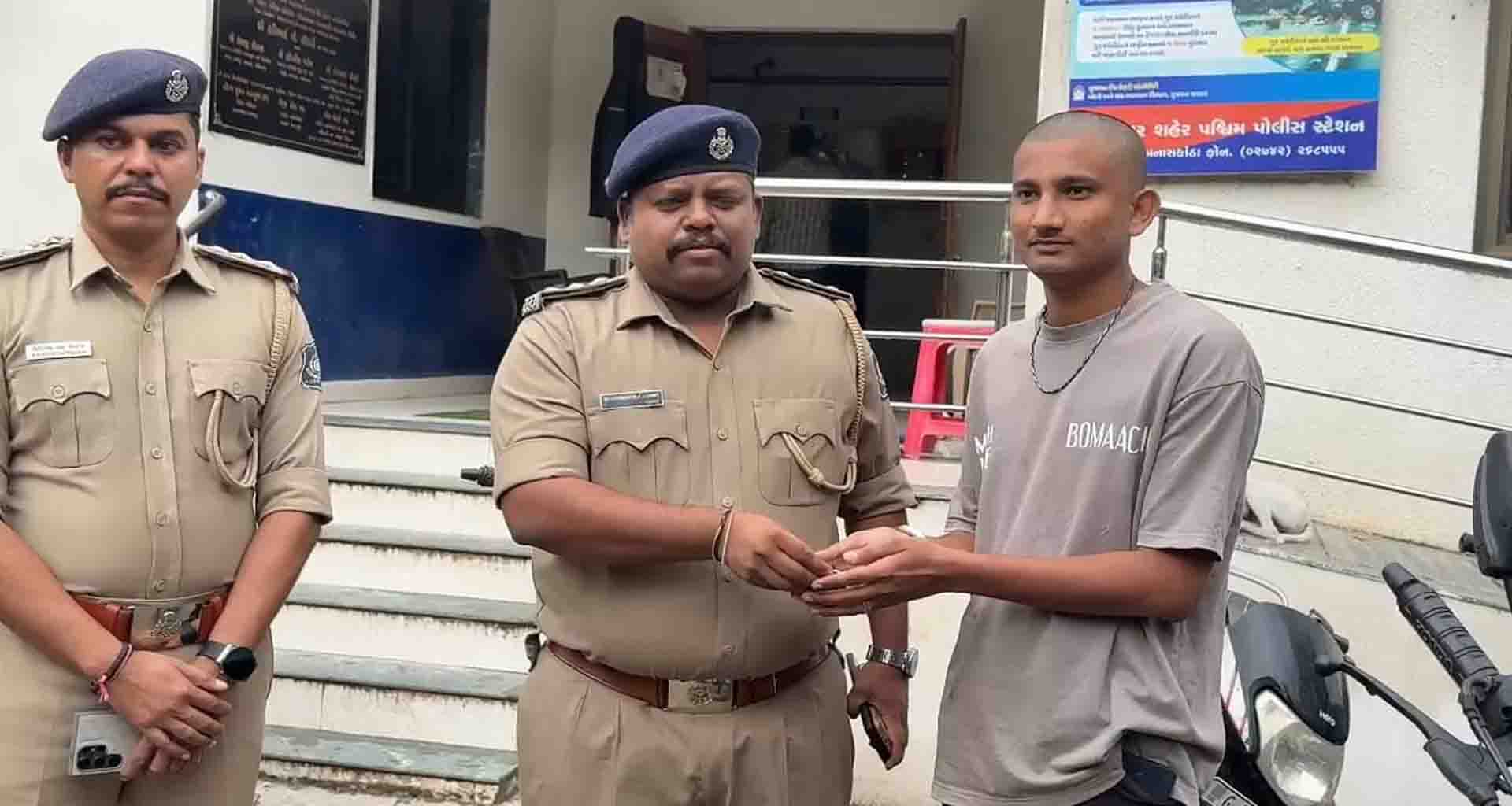 પાલનપુર પશ્ચિમ પોલીસે તેરા તુજકો અર્પણ અંતર્ગત ત્રણ મોટર સાયકલ મૂળ માલિકને પરત કર્યા