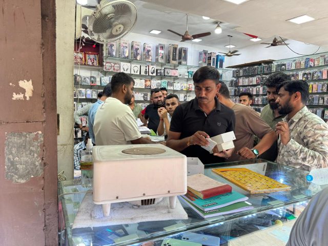 રથયાત્રાના પૂર્વે અમદાવાદ શહેર ક્રાઇમ બ્રાંચે રિલીફ રોડ પરના ઇલેક્ટ્રોનિક્સ માર્કેટમાં તપાસ કરવામાં આવી