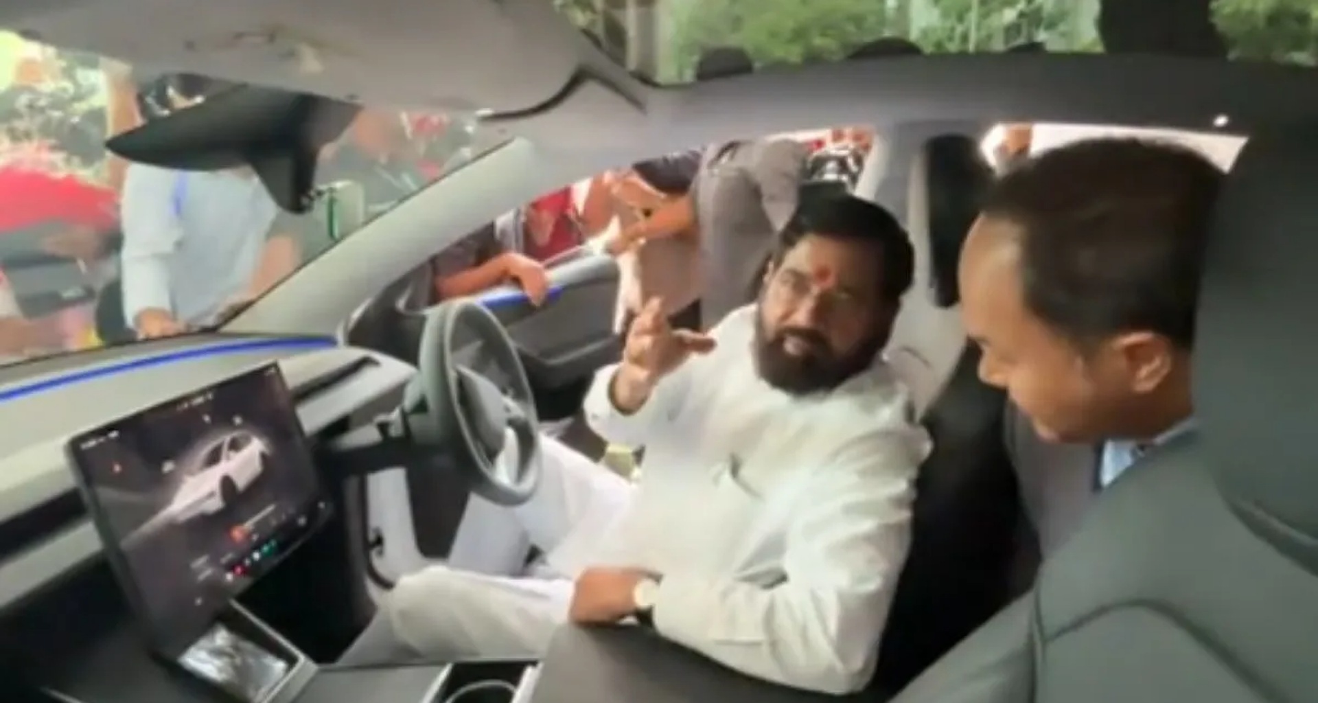 મહારાષ્ટ્રના ડેપ્યુટી સીએમ એકનાથ શિંદે મુંબઈમાં વિધાન ભવનની બહાર ટેસ્લા ચલાવી