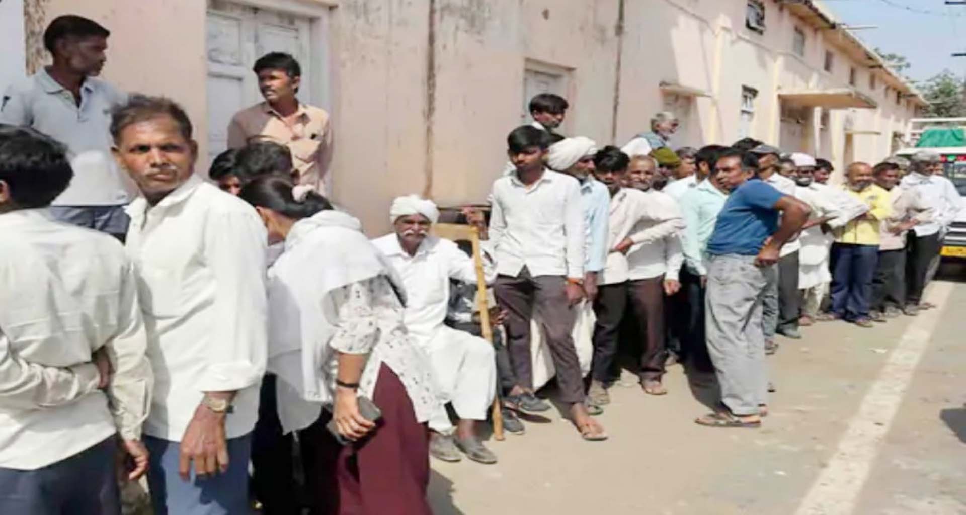 પાટણમાં યુરિયા ખાતરની અછત ખાતર ન મળતા ખેડૂતોમાં રોષ