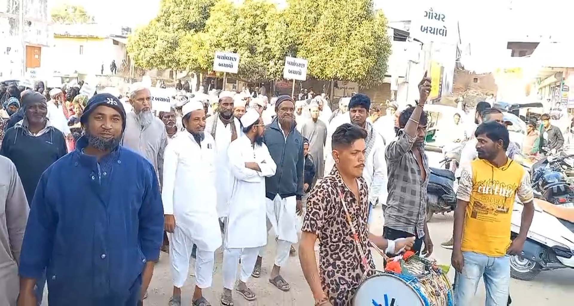 પાલનપુરના અલીગઢમાં ગૌચરની જમીન પર જીઆઇડીસી સામે વિરોધ