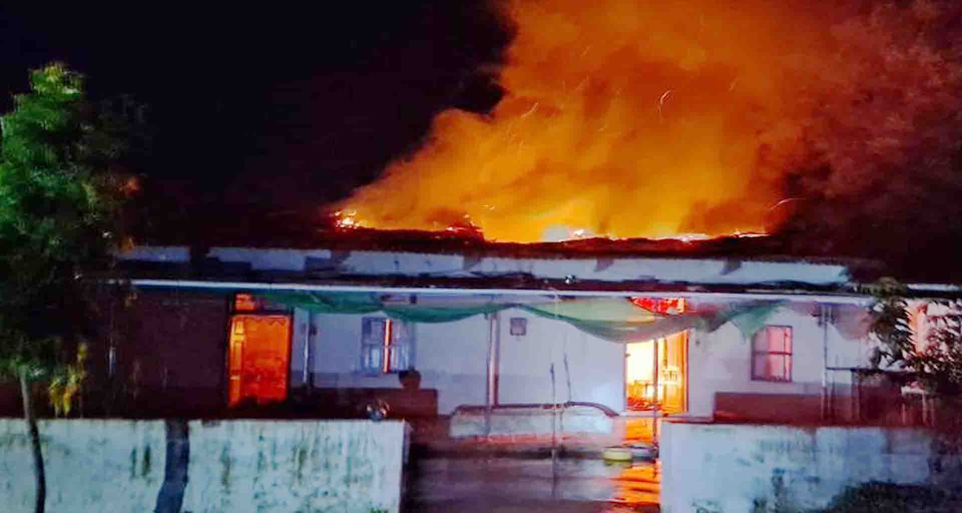 મોડાસા; શોર્ટસર્કિટને કારણે બે મકાનોમાં આગ સદનસીબે જાનહાનિ ટળી