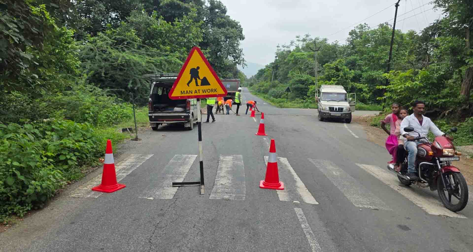 માર્ગ અને મકાન વિભાગ દ્વારા દાંતા-સનાલી-હડાદ રોડ પર મરામતની કામગીરી શરૂ કરાઈ