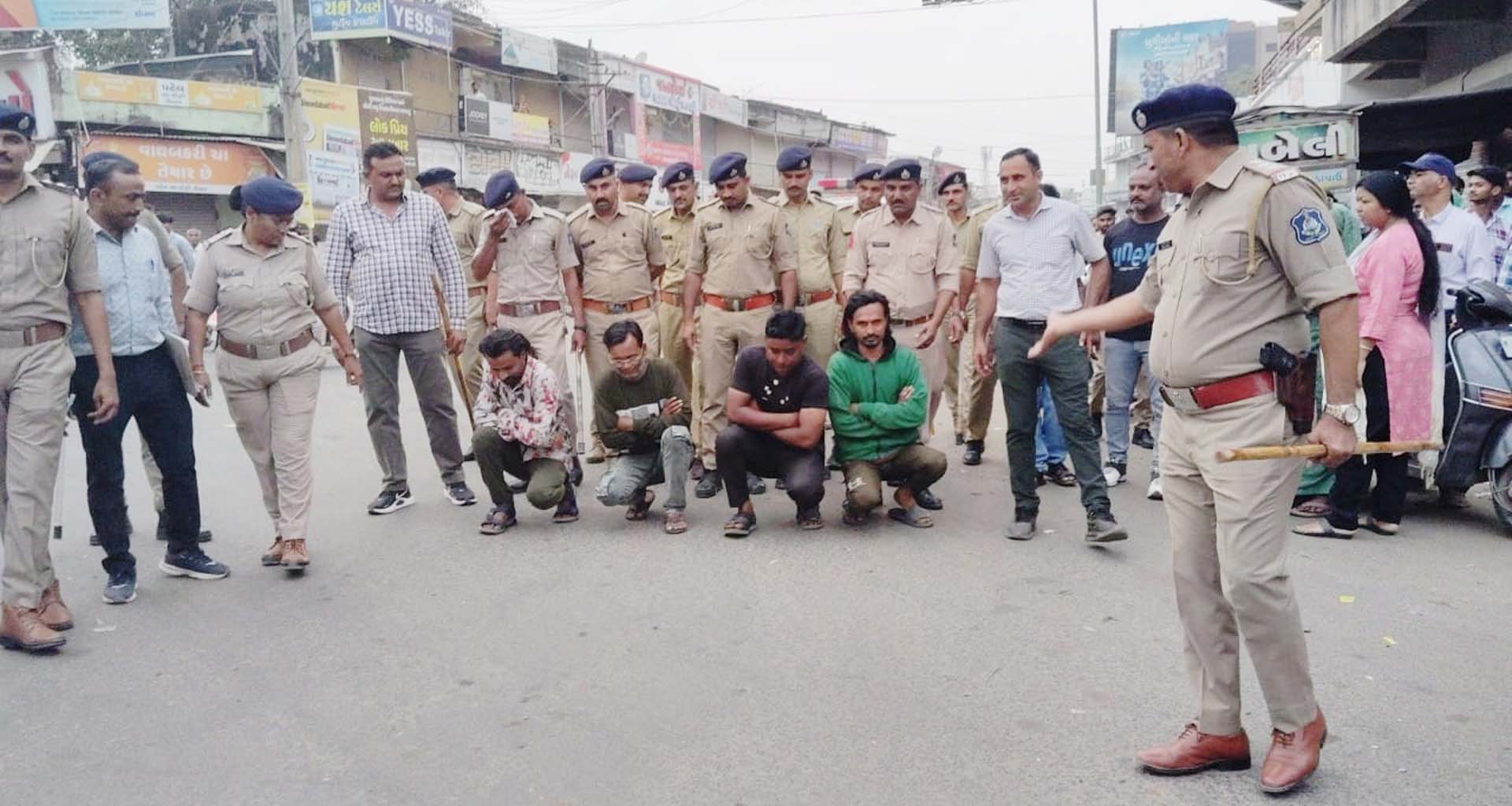 પાલનપુરમાં વેપારી પાસે પૈસાની માંગણી કરી તલવાર વડે હુમલો કરનારા ચાર શખ્સો ઝડપાયા